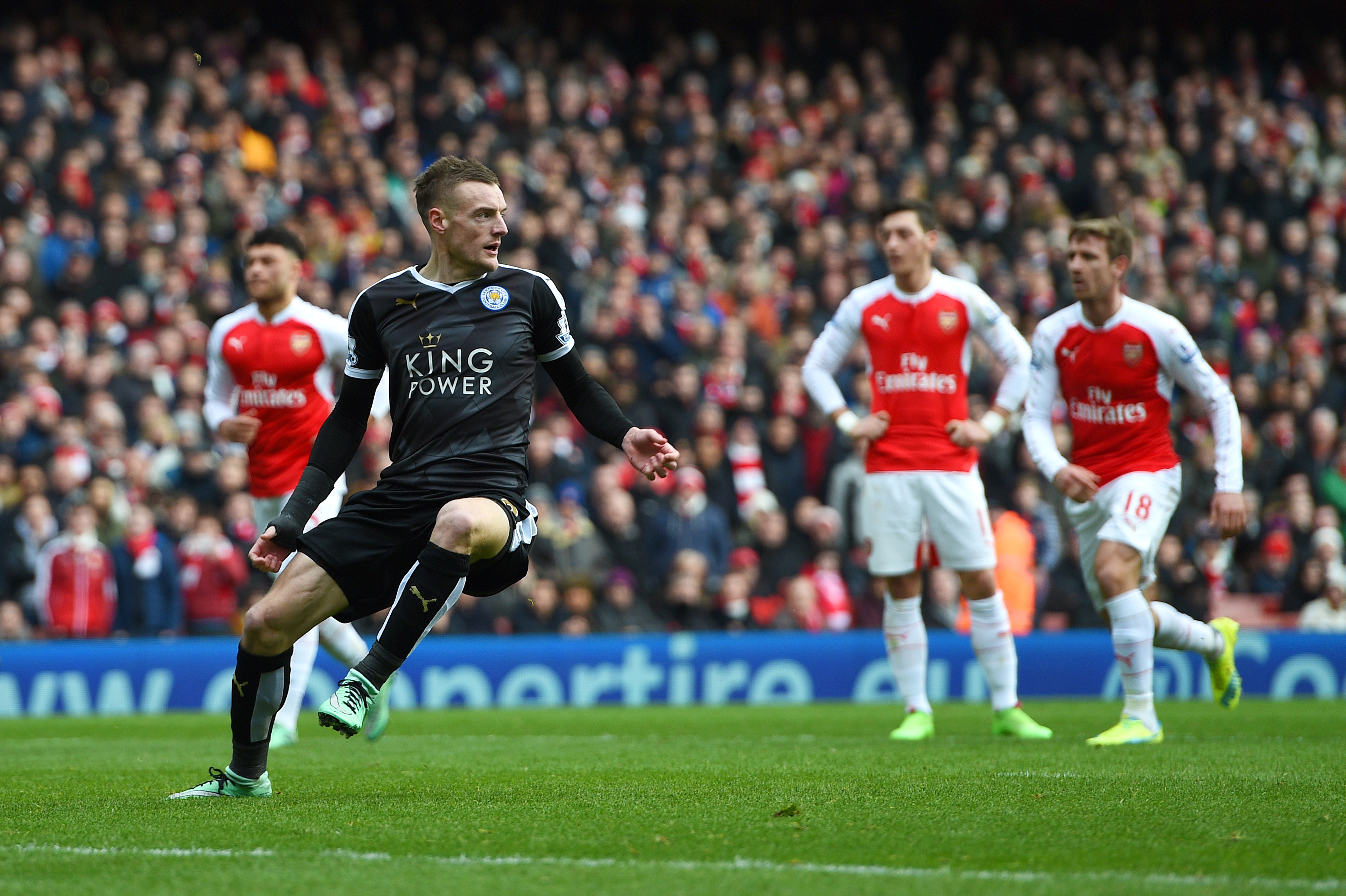 LONDON, ENGLAND - FEBRUARY 14:  Jamie Vardy of Leicester City celebrates after scoring the opening goal from the penalty spot during the Barclays Premier League match between Arsenal and Leicester City at Emirates Stadium on February 14, 2016 in London, England.  (Photo by Ross Kinnaird/Getty Images)