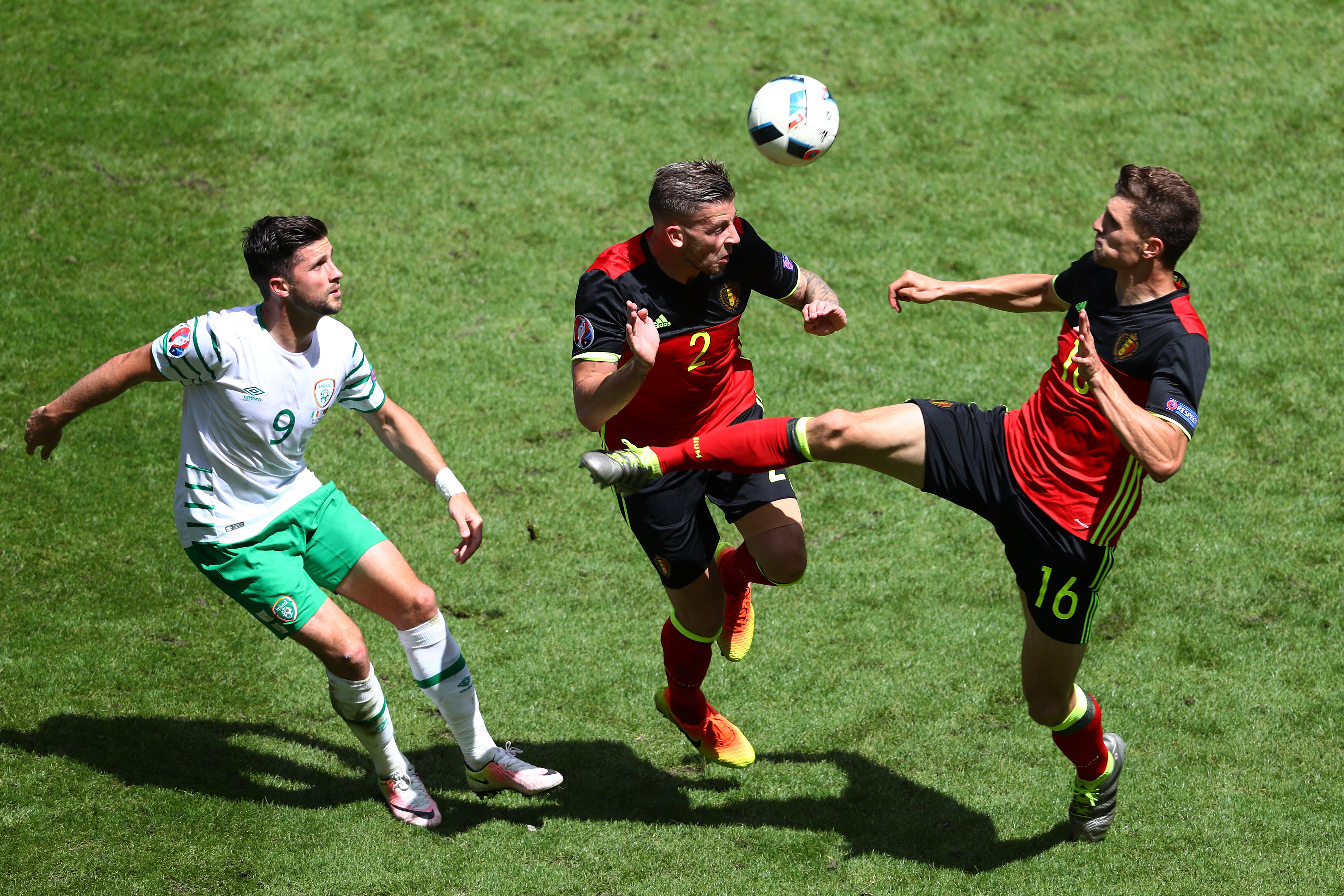 BORDEAUX, FRANCE - JUNE 18: Shane Long of Republic of Ireland compete for the ball with Toby Alderweireld and Thomas Meunier of Belgium during the UEFA EURO 2016 Group E match between Belgium and Republic of Ireland at Stade Matmut Atlantique on June 18, 2016 in Bordeaux, France.  (Photo by Dean Mouhtaropoulos/Getty Images)