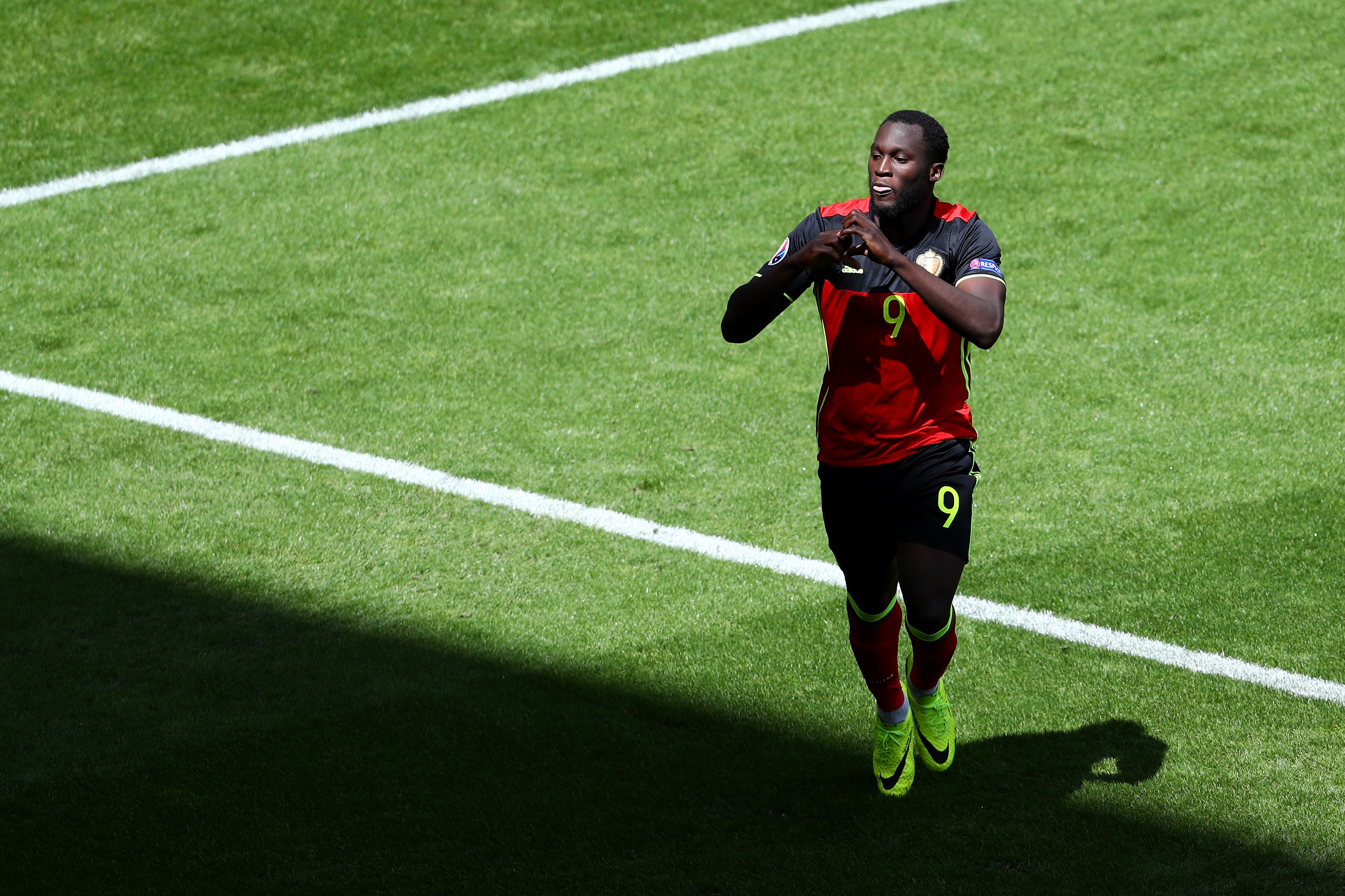 BORDEAUX, FRANCE - JUNE 18:  Romelu Lukaku of Belgium celebrates scoring his team's first goal  during the UEFA EURO 2016 Group E match between Belgium and Republic of Ireland at Stade Matmut Atlantique on June 18, 2016 in Bordeaux, France.  (Photo by Dean Mouhtaropoulos/Getty Images)