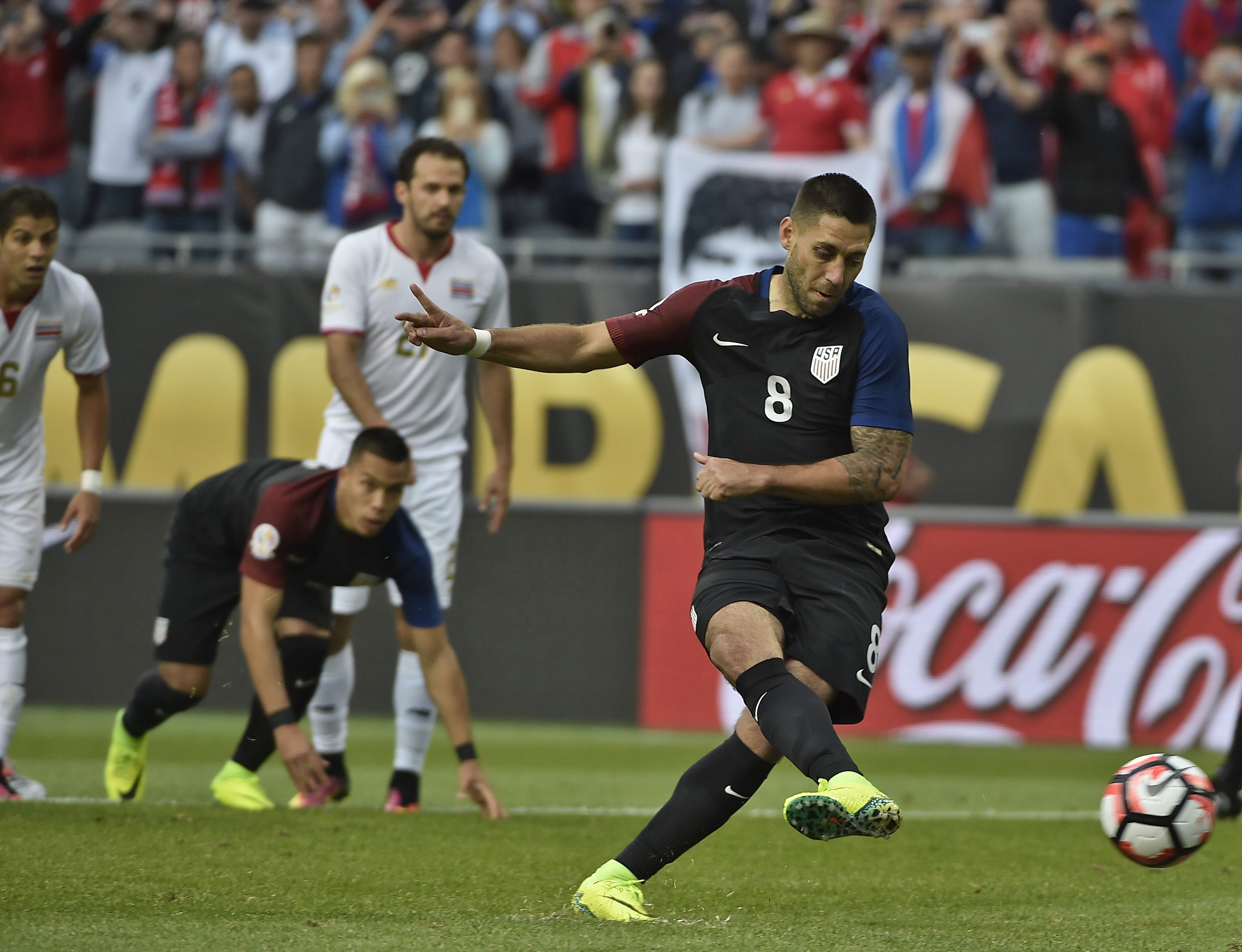 USA's Clint Dempsey shoots to score a penalty against Costa Rica during their Copa America Centenario football tournament in Chicago, Illinois, United States, on June 7, 2016.  / AFP / OMAR TORRES        (Photo credit should read OMAR TORRES/AFP/Getty Images)
