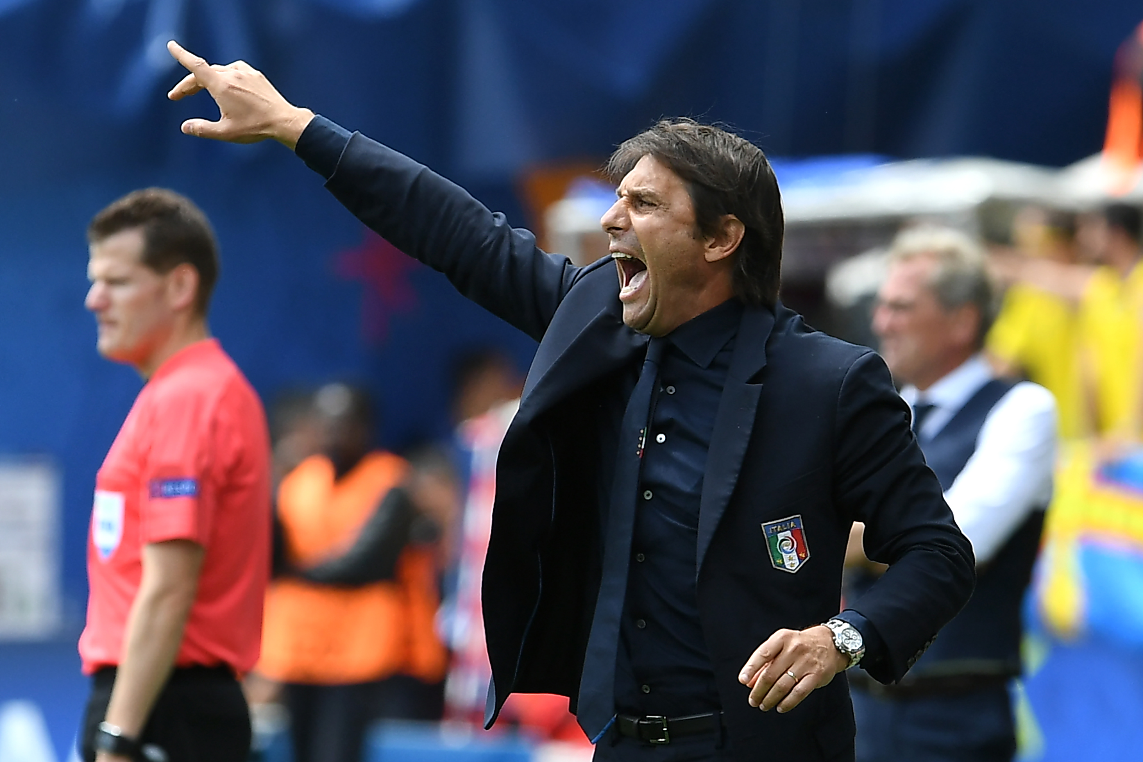 Italy's coach Antonio Conte gestures during the Euro 2016 group E football match between Italy and Sweden at the Stadium Municipal in Toulouse on June 17, 2016.  / AFP / VINCENZO PINTO        (Photo credit should read VINCENZO PINTO/AFP/Getty Images)