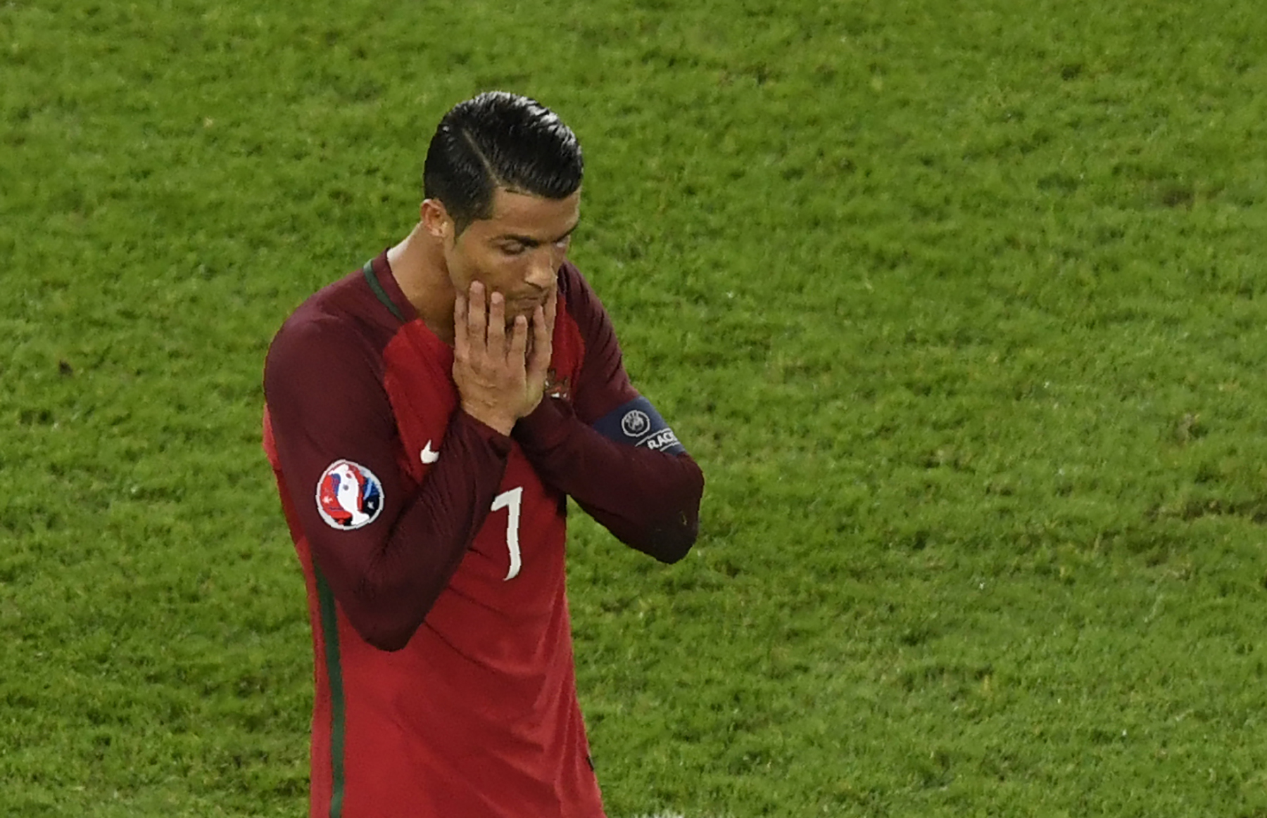 Portugal's forward Cristiano Ronaldo reacts after he missed to score a penalty during the Euro 2016 group F football match between Portugal and Austria at the Parc des Princes in Paris on June 18, 2016. / AFP / MIGUEL MEDINA        (Photo credit should read MIGUEL MEDINA/AFP/Getty Images)