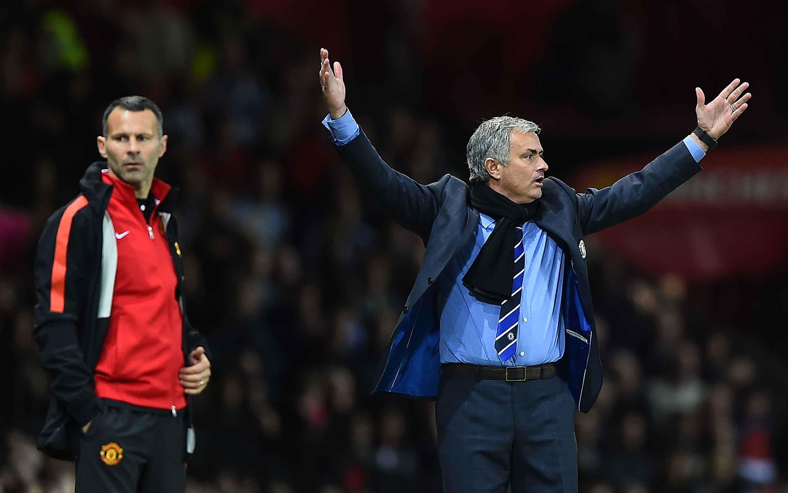 MANCHESTER, ENGLAND - OCTOBER 26:  Chelsea Manager Jose Mourinho (R) protests  during the Barclays Premier League match between Manchester United and Chelsea at Old Trafford on October 26, 2014 in Manchester, England.  (Photo by Laurence Griffiths/Getty Images)