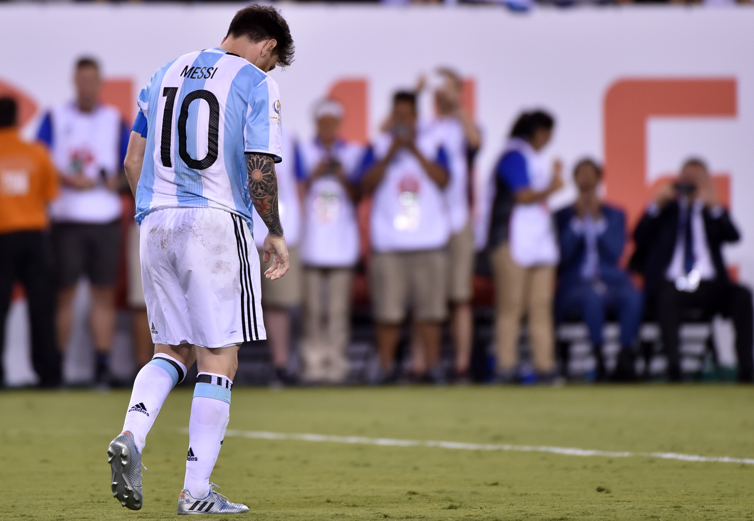 TOPSHOT - Argentina's Lionel Messi shows his dejection after being defeated by Chile in the Copa America Centenario final in East Rutherford, New Jersey, United States, on June 26, 2016.  / AFP / Nelson ALMEIDA        (Photo credit should read NELSON ALMEIDA/AFP/Getty Images)