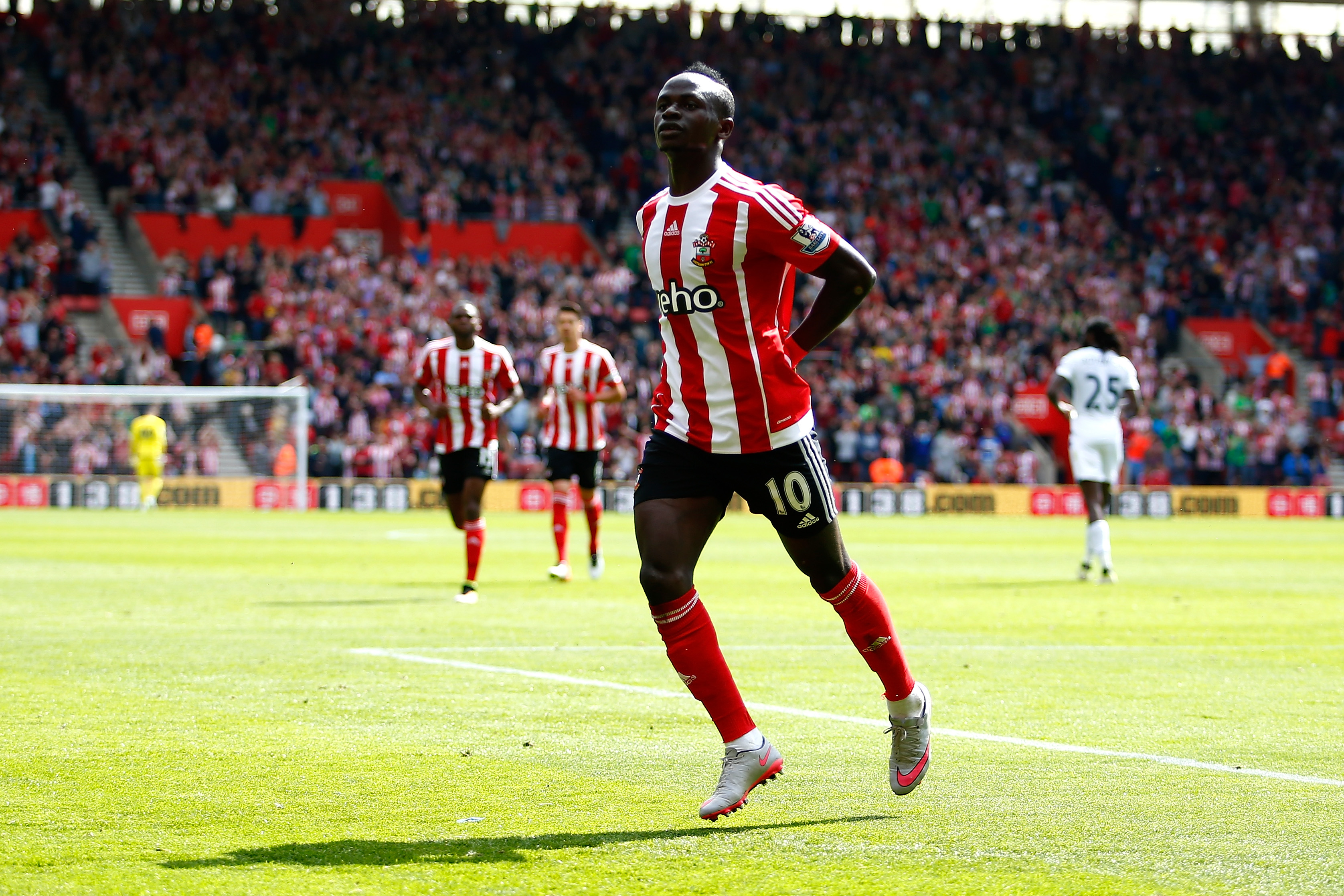 SOUTHAMPTON, ENGLAND - MAY 15:  Sadio Mane of Southampton celebrates scoring his team's first goal  during the Barclays Premier League match between Southampton and Crystal Palace at St Mary's Stadium on May 15, 2016 in Southampton, England.  (Photo by Christopher Lee/Getty Images)