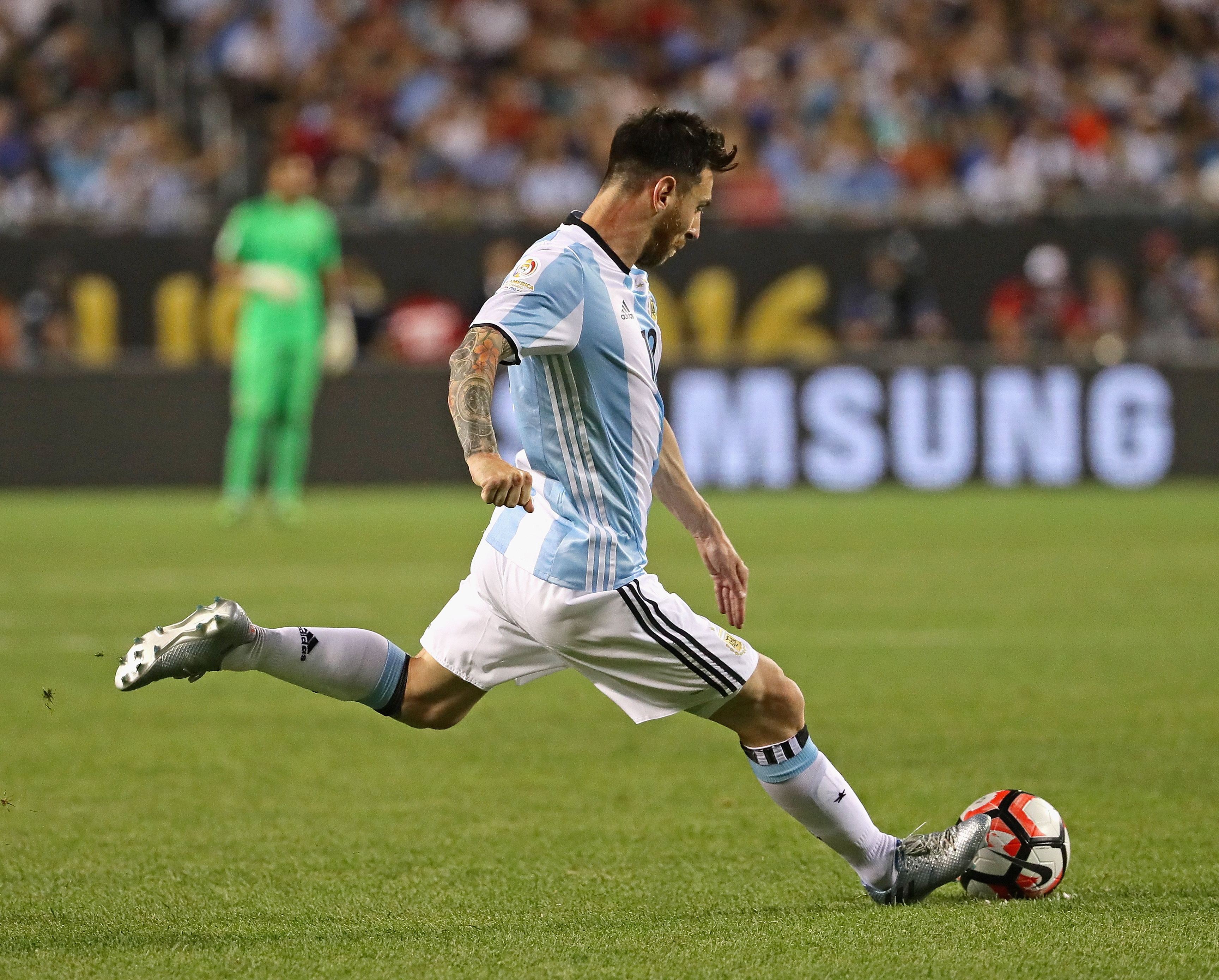 CHICAGO, IL - JUNE 10:  Lionel Messi #10 of Argentina scores a goal on a penalty kick against Panama during a match in the 2016 Copa America Centenario at Soldier Field on June 10, 2016 in Chicago, Illinois. Argentina defeated Panama 5-0.  (Photo by Jonathan Daniel/Getty Images)
