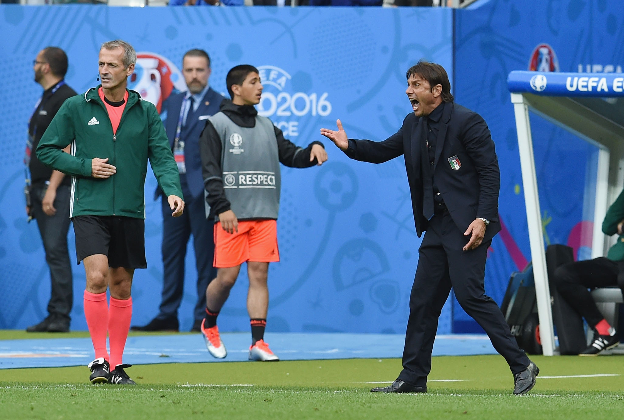 PARIS, FRANCE - JUNE 27:  Antonio Conte head coach of Italy gestures during the UEFA EURO 2016 round of 16 match between Italy and Spain at Stade de France on June 27, 2016 in Paris, France.  (Photo by Claudio Villa/Getty Images)