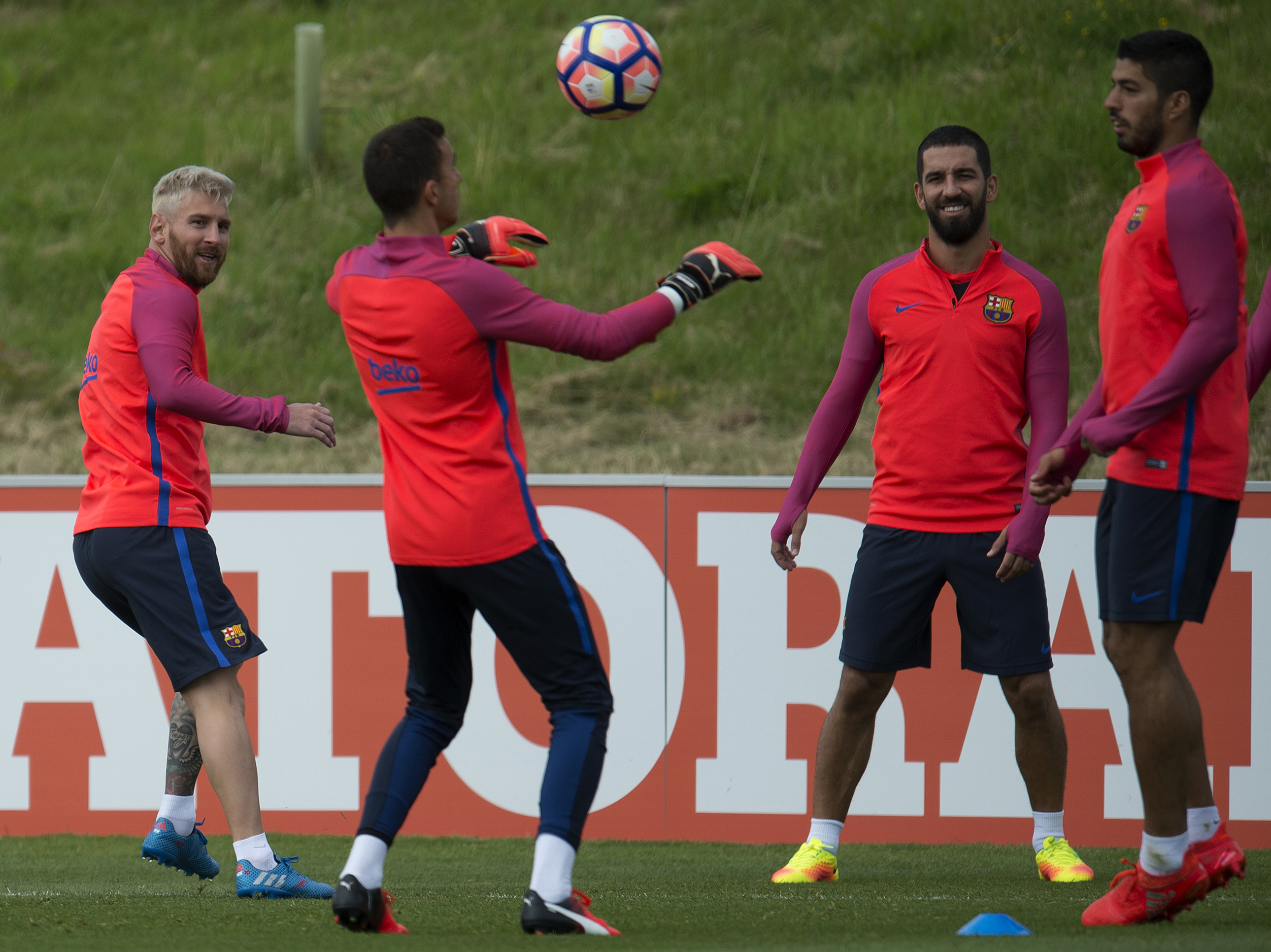 Barcelona's Argentinian forward Lionel Messi (L), Barcelona's Uruguayan forward Luis Suarez (R) and Barcelona's Turkish midfielder Arda Turan (2R) take part in a team training session at St George's Park near Burton-on-Trent, central England, on July 26, 2016.
Barcelona are taking part in a five-day training camp at the English Football Association's national football centre, ahead of their 2016 International Champions Cup fixtures against Celtic in Dublin on July 30, and Liverpool at Wembley on August 6. / AFP / OLI SCARFF        (Photo credit should read OLI SCARFF/AFP/Getty Images)