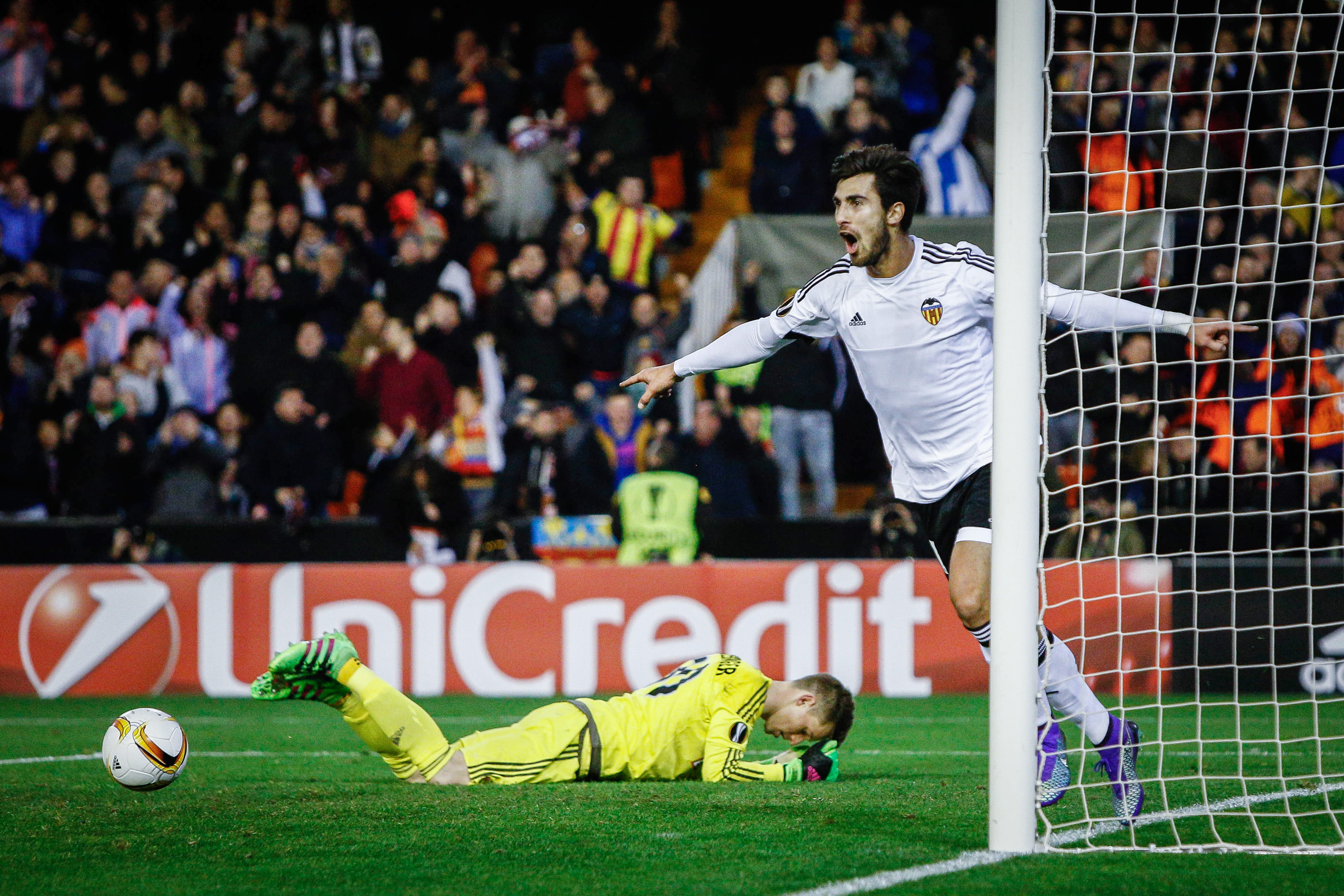 Valencia's Portuguese midfielder Andre Gomes (R) celebrates a goal during the UEFA Europa League Round of 32 first leg football match Valencia CF vs SK Rapid Wien at the Mestalla stadium in Valencia on February 18, 2016. / AFP / BIEL ALINO        (Photo credit should read BIEL ALINO/AFP/Getty Images)