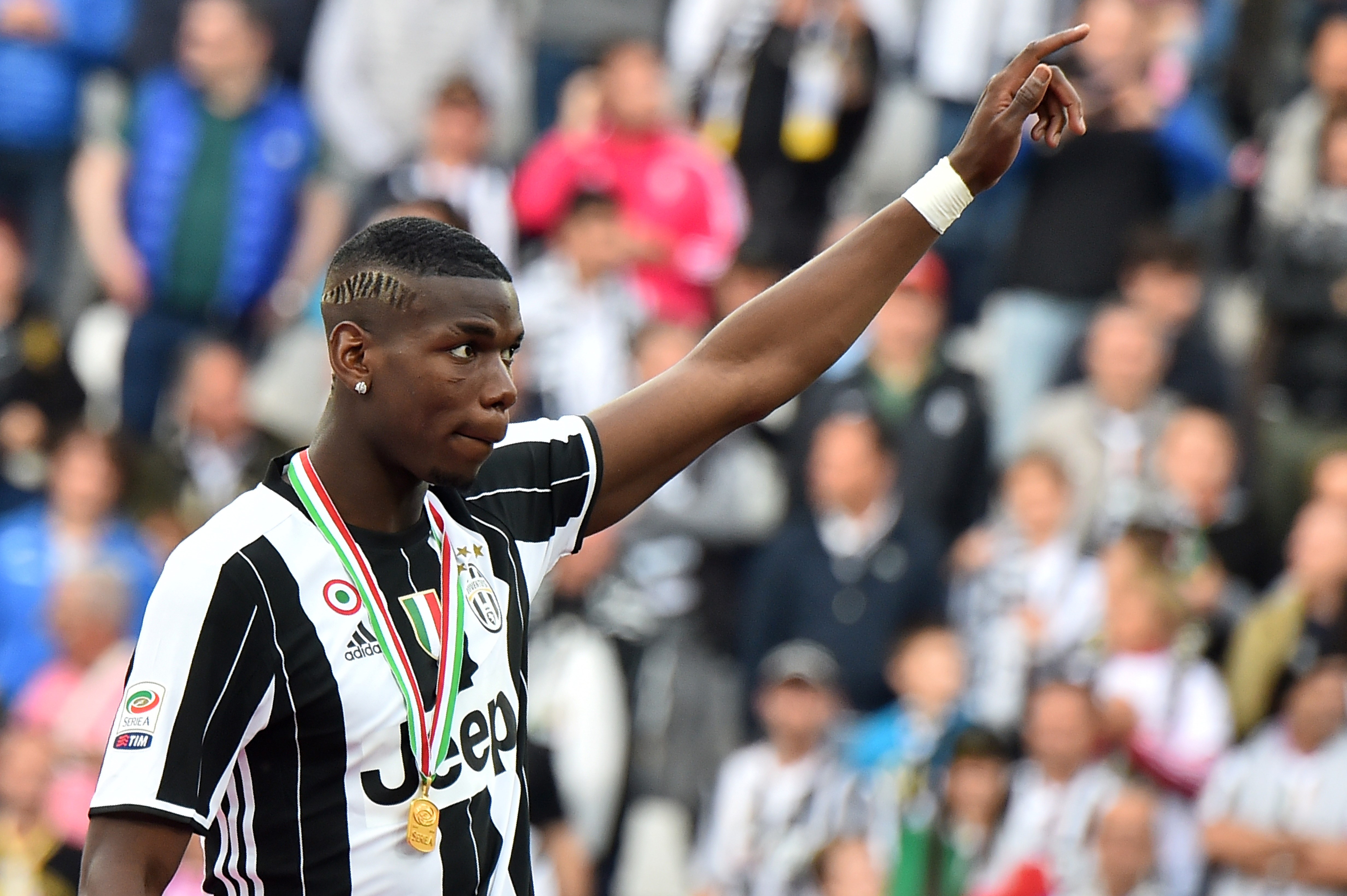 Juventus' midfielder Paul Pogba from France celebrates after the Italian Serie A football match Juventus vs Sampdoria on May 14, 2016 at the "Juventus Stadium" in Turin. / AFP / GIUSEPPE CACACE        (Photo credit should read GIUSEPPE CACACE/AFP/Getty Images)