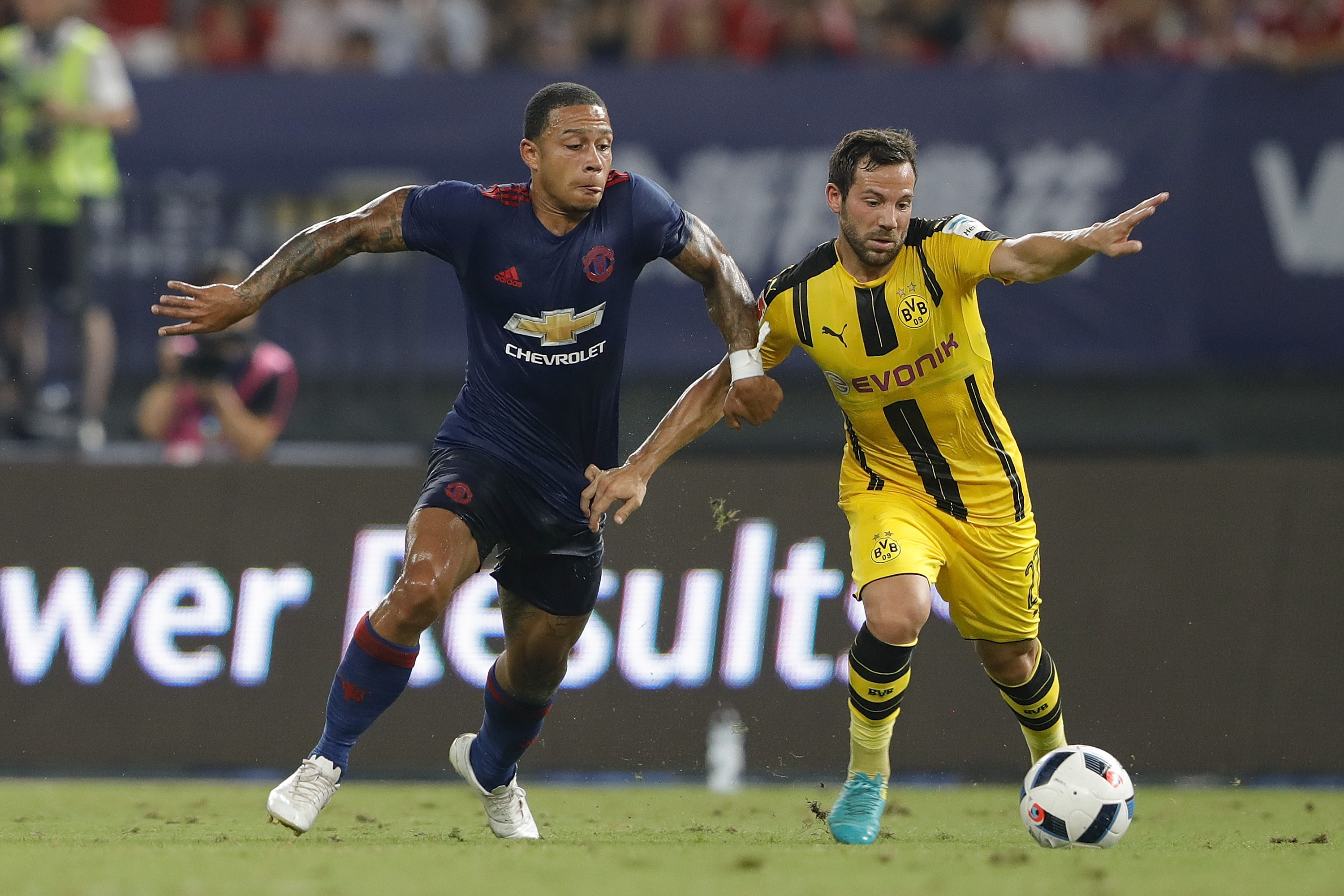 SHANGHAI, CHINA - JULY 22:  Memphis Depay (L) of Manchester United competes for the ball with Gonzalo Castro of Borussia Dortmund
during the International Champions Cup match between Manchester United and Borussia Dortmund at Shanghai Stadium on July 22, 2016 in Shanghai, China.  (Photo by Lintao Zhang/Getty Images)