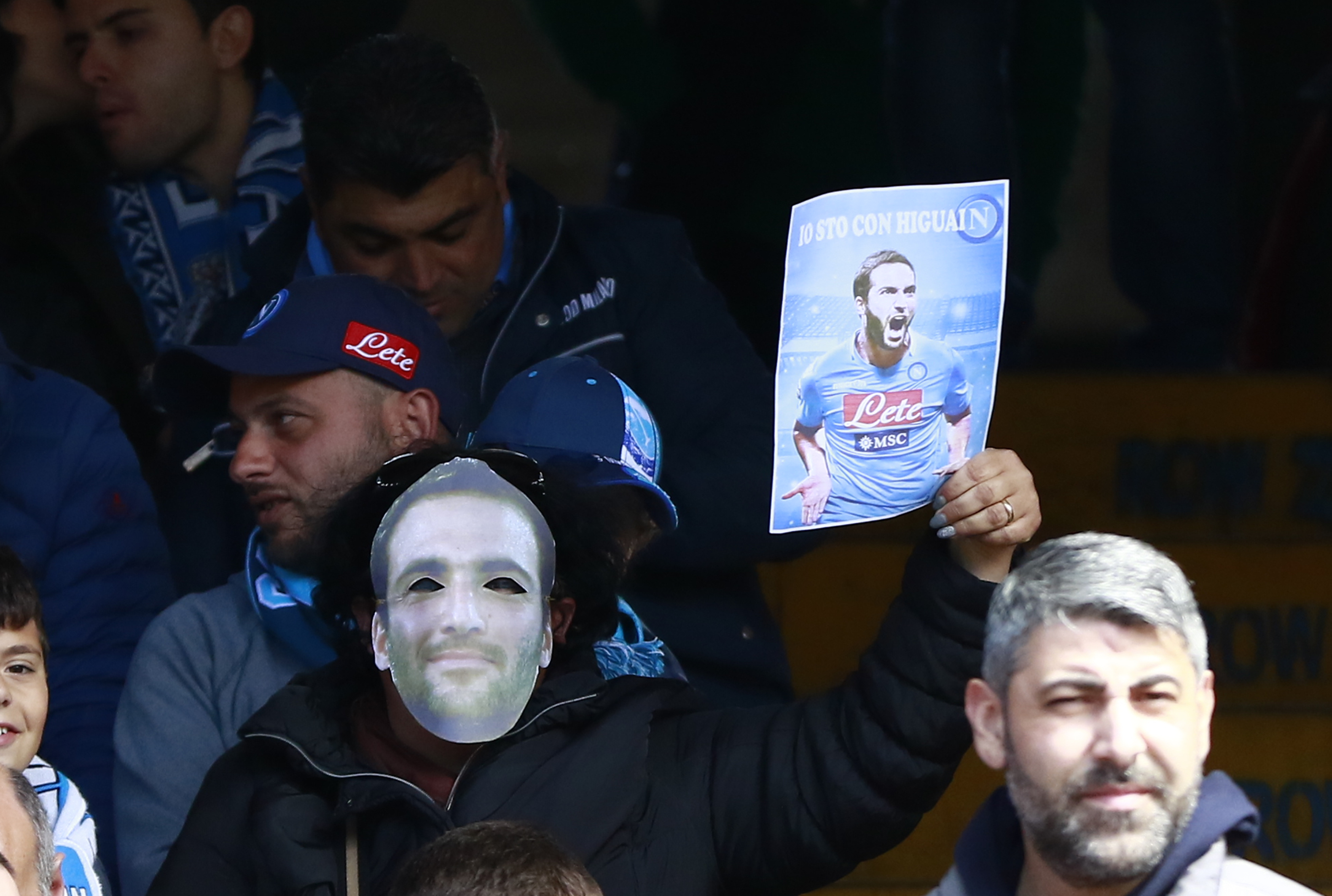 A fan holds a mask depicting Napoli's Argentinian-French forward Gonzalo Higuain suspended for 4 matches before  the Italian Serie A football match SSC Napoli vs Hellas Verona FC on April 10, 2016 at the San Paolo stadium in Naples. / AFP / CARLO HERMANN        (Photo credit should read CARLO HERMANN/AFP/Getty Images)