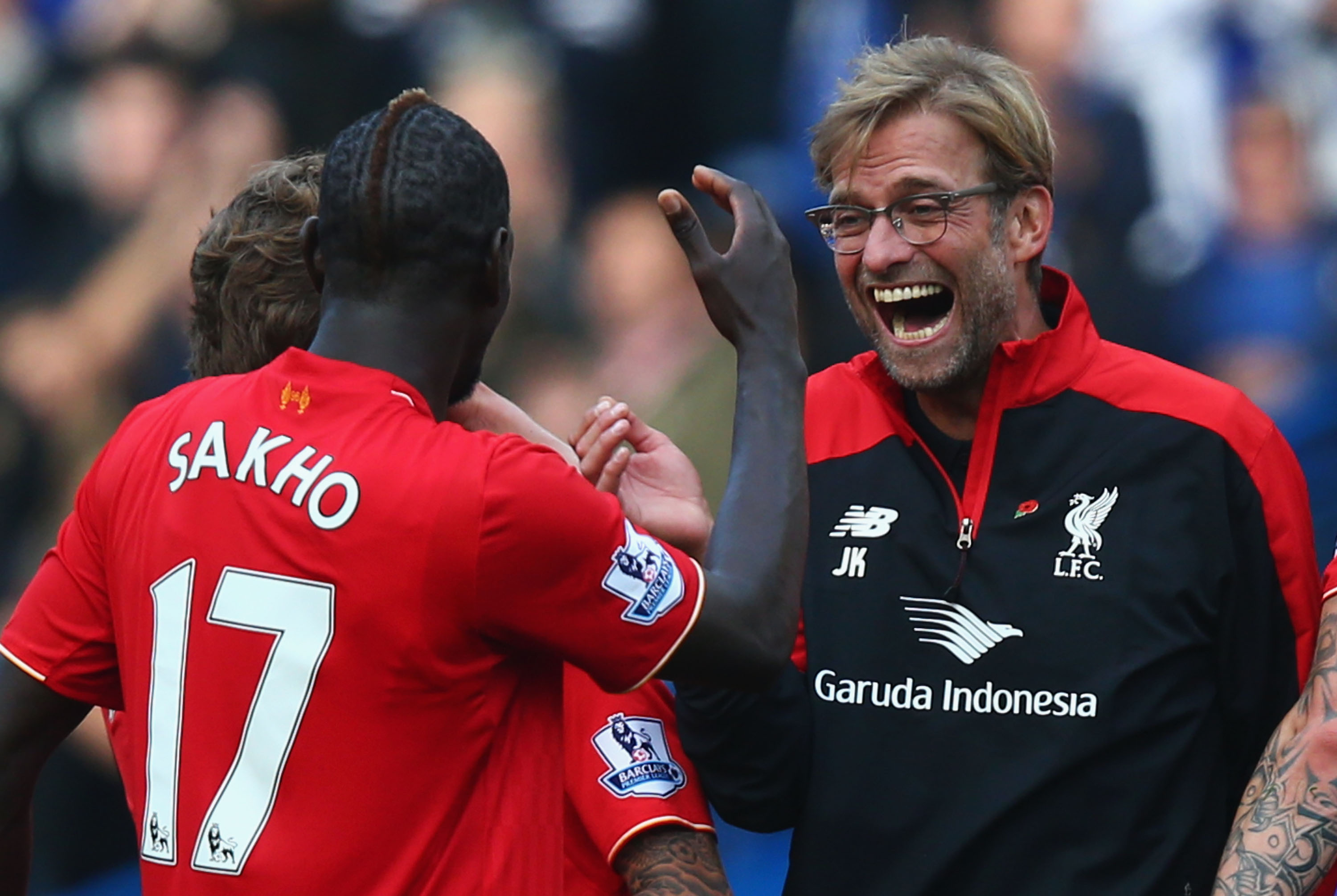 LONDON, ENGLAND - OCTOBER 31:  Jurgen Klopp (R), manager of Liverpool celebrates his team's 3-1 win with his player Mamadou Sakho (L) after the Barclays Premier League match between Chelsea and Liverpool at Stamford Bridge on October 31, 2015 in London, England.  (Photo by Clive Rose/Getty Images)