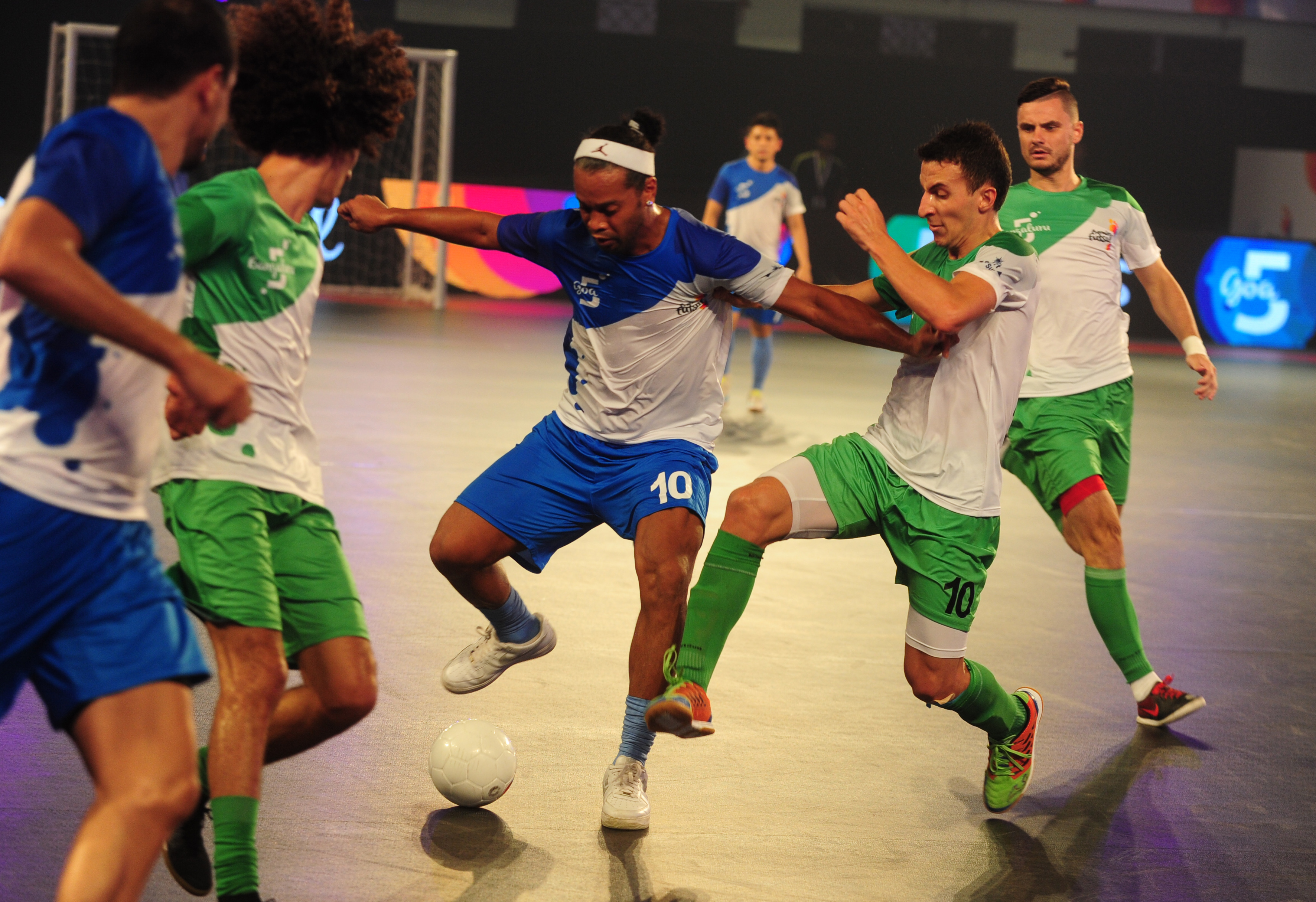 Goa 5's Ronaldhinio (C) plays against the Bengaluru 5's during their Premier Futsal Football League match in Chennai on July 17, 2016. / AFP / ARUN SANKAR        (Photo credit should read ARUN SANKAR/AFP/Getty Images)