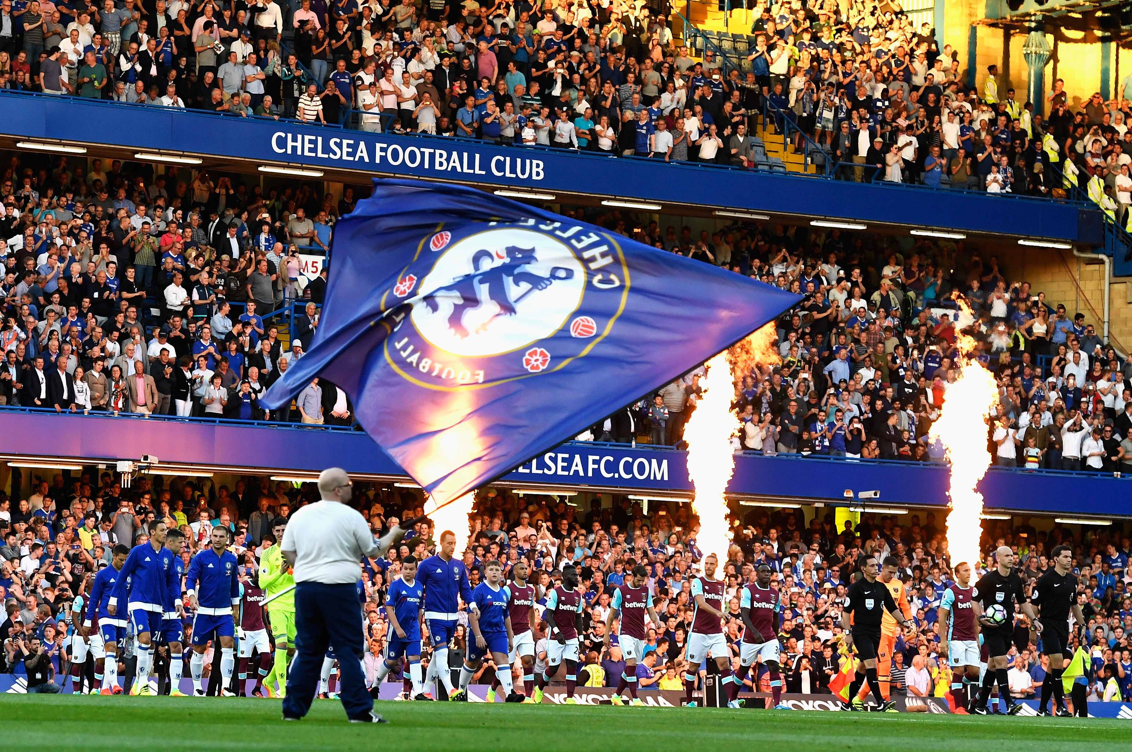 LONDON, ENGLAND - AUGUST 15: The teams walk out during the Premier League match between Chelsea and West Ham United at Stamford Bridge on August 15, 2016 in London, England.  (Photo by Mike Hewitt/Getty Images)
