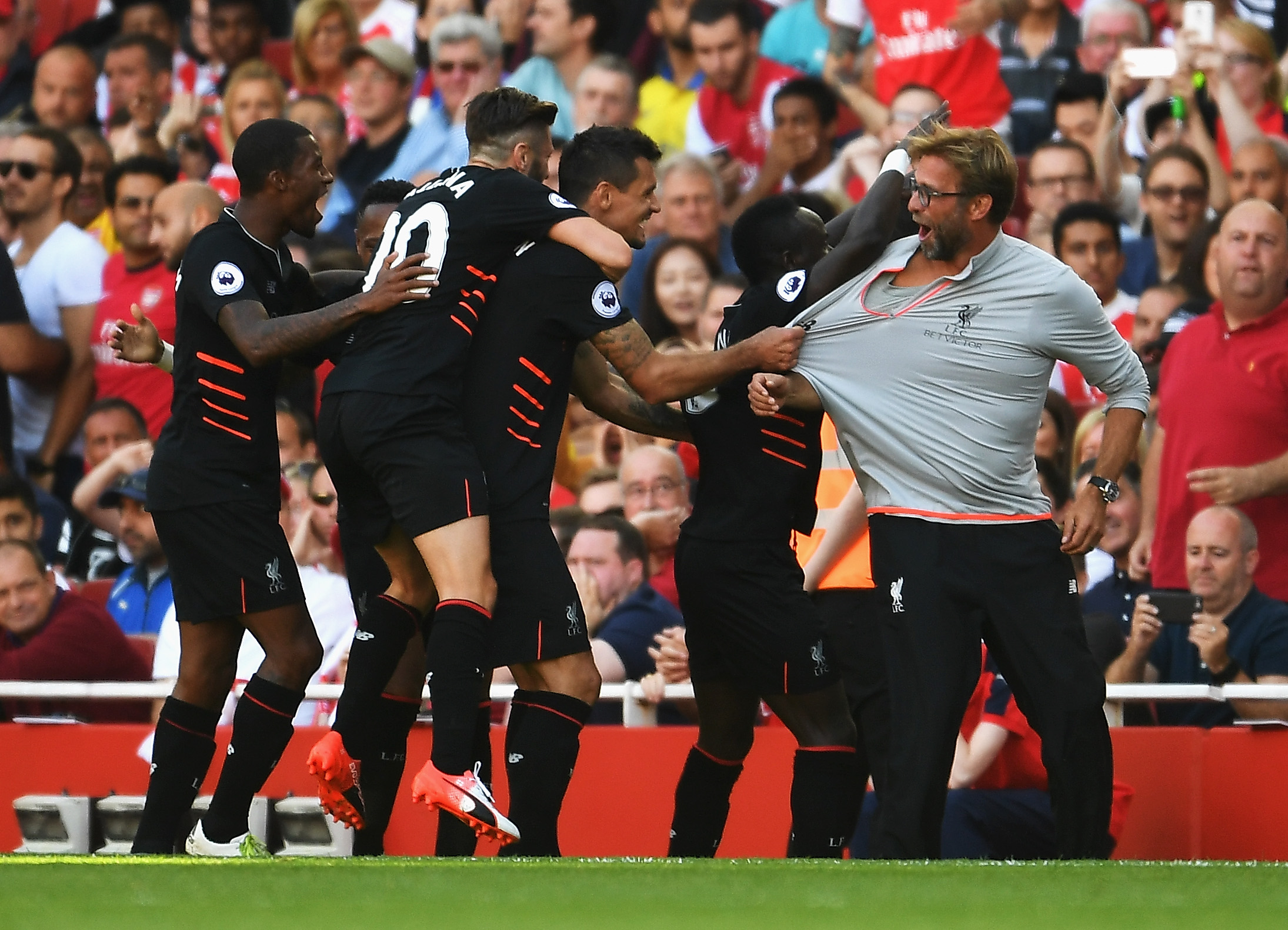 LONDON, ENGLAND - AUGUST 14:  Sadio Mane of Liverpool and team mates celebrate his goal with Jurgen Klopp, Manager of Liverpool during the Premier League match between Arsenal and Liverpool at Emirates Stadium on August 14, 2016 in London, England.  (Photo by Mike Hewitt/Getty Images)