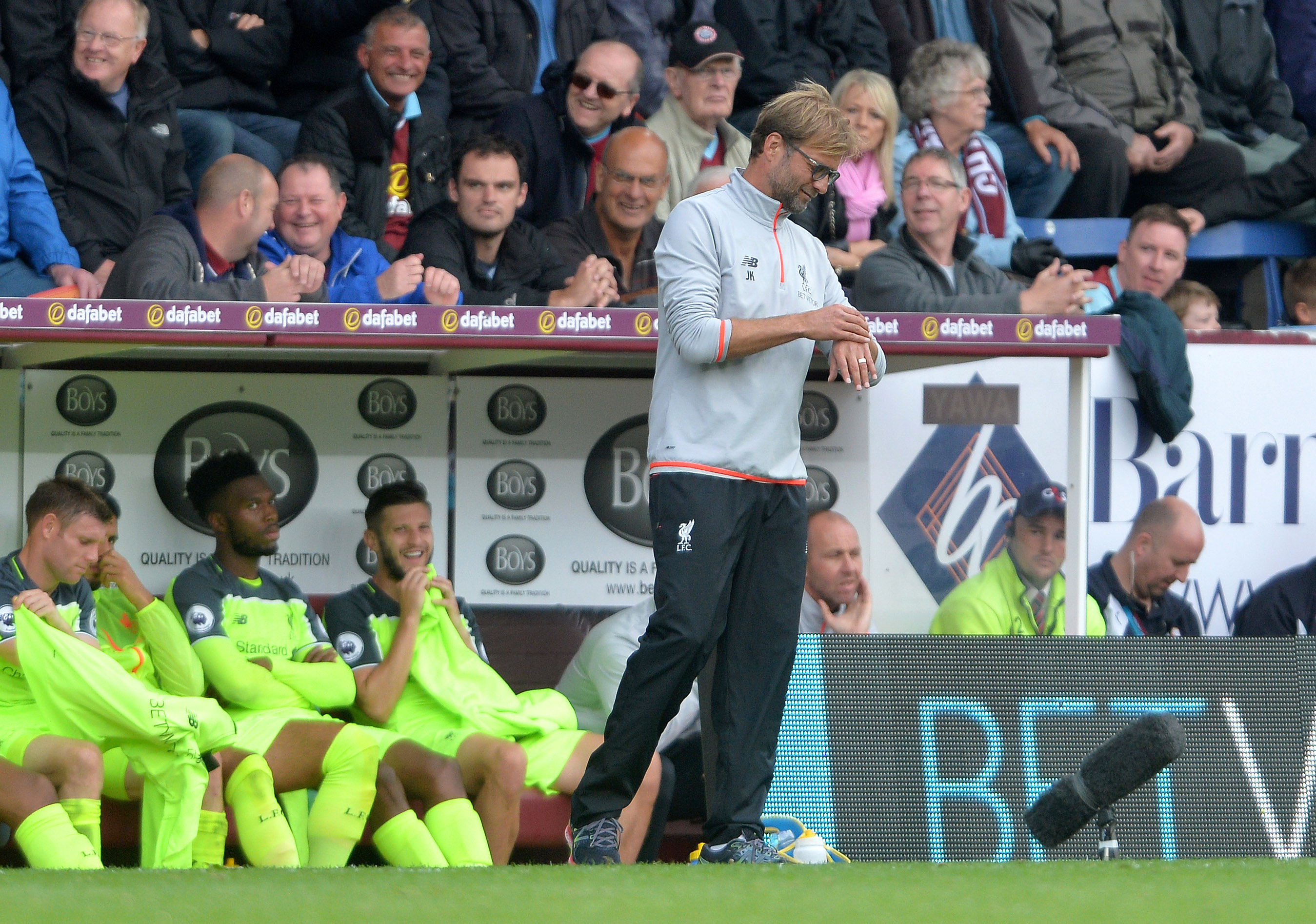 BURNLEY, ENGLAND - AUGUST 20: Liverpool manager Jurgen Klopp checks his watch during the Premier League match between Burnley FC and Liverpool FC at Turf Moor on August 20, 2016 in Burnley, England. (Photo by Mark Runnacles/Getty Images)
