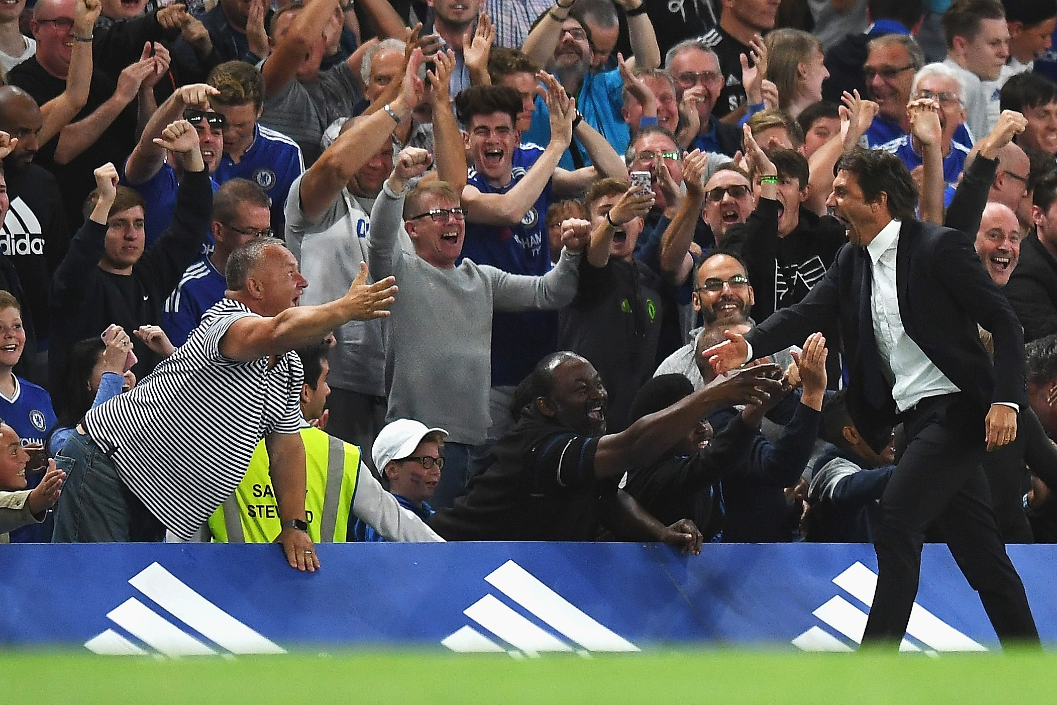 LONDON, ENGLAND - AUGUST 15:  Antonio Conte, Manager of Chelsea celebrates the goal scored by Diego Costa of Chelsea during the Premier League match between Chelsea and West Ham United at Stamford Bridge on August 15, 2016 in London, England.  (Photo by Mike Hewitt/Getty Images)