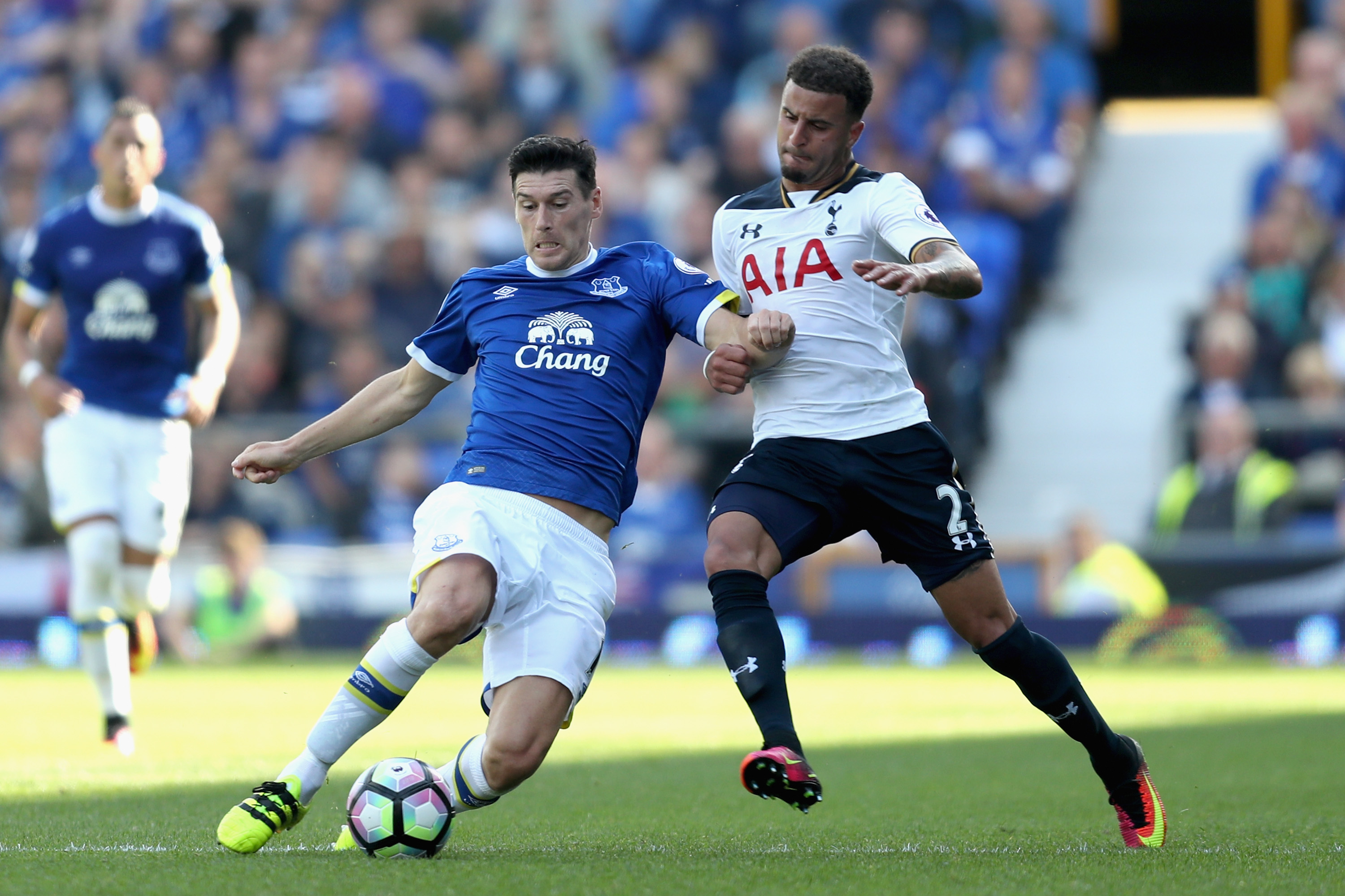 LIVERPOOL, ENGLAND - AUGUST 13: Gareth Barry of Everton battle for possession with Kyle Walker of Tottenham Hotspur during the Premier League match between Everton and Tottenham Hotspur at Goodison Park on August 13, 2016 in Liverpool, England.  (Photo by Chris Brunskill/Getty Images)