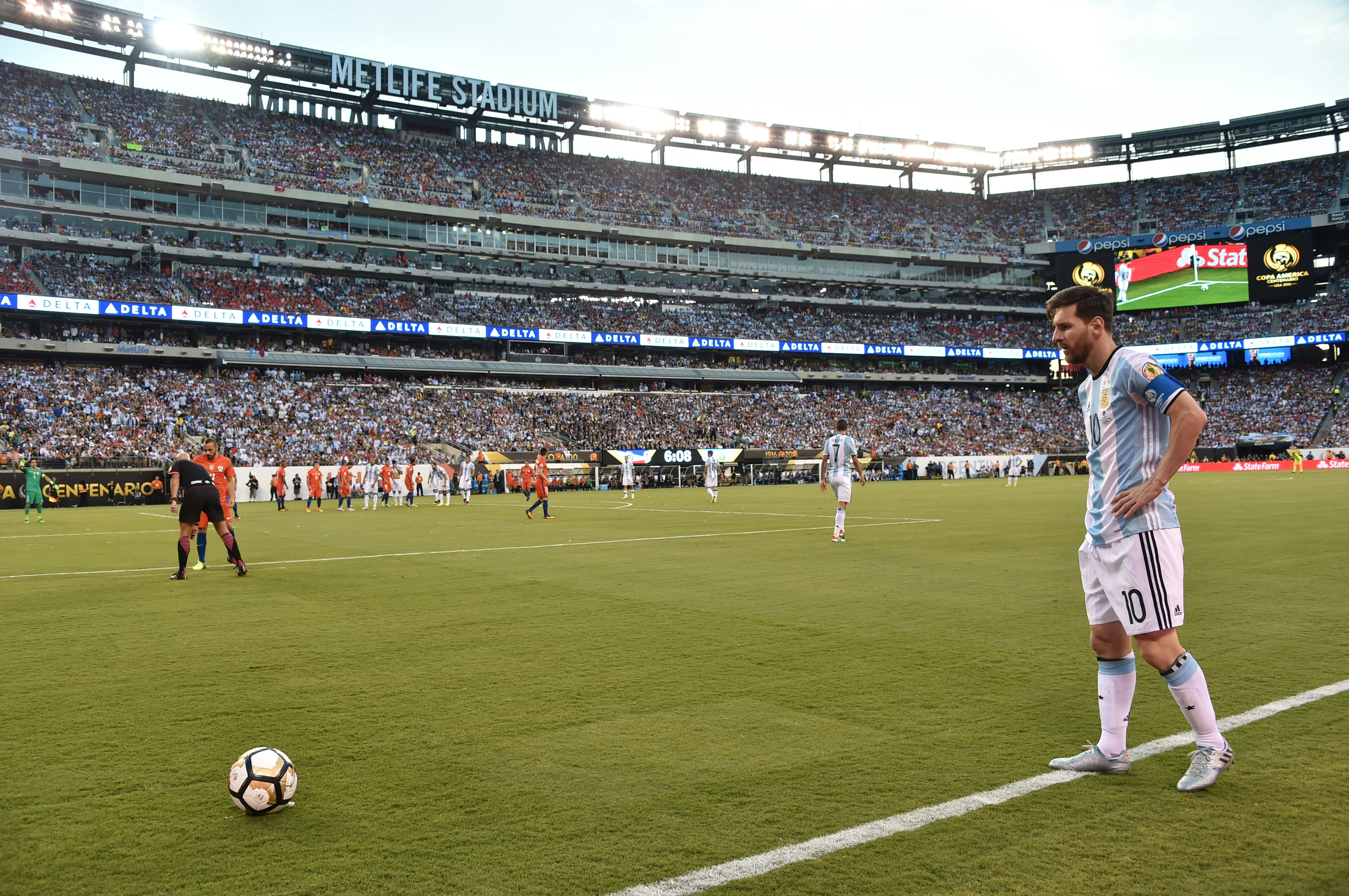 Argentina's Lionel Messi takes a free-kick during the Copa America Centenario final against Chile in East Rutherford, New Jersey, United States, on June 26, 2016.  / AFP / Nelson ALMEIDA        (Photo credit should read NELSON ALMEIDA/AFP/Getty Images)