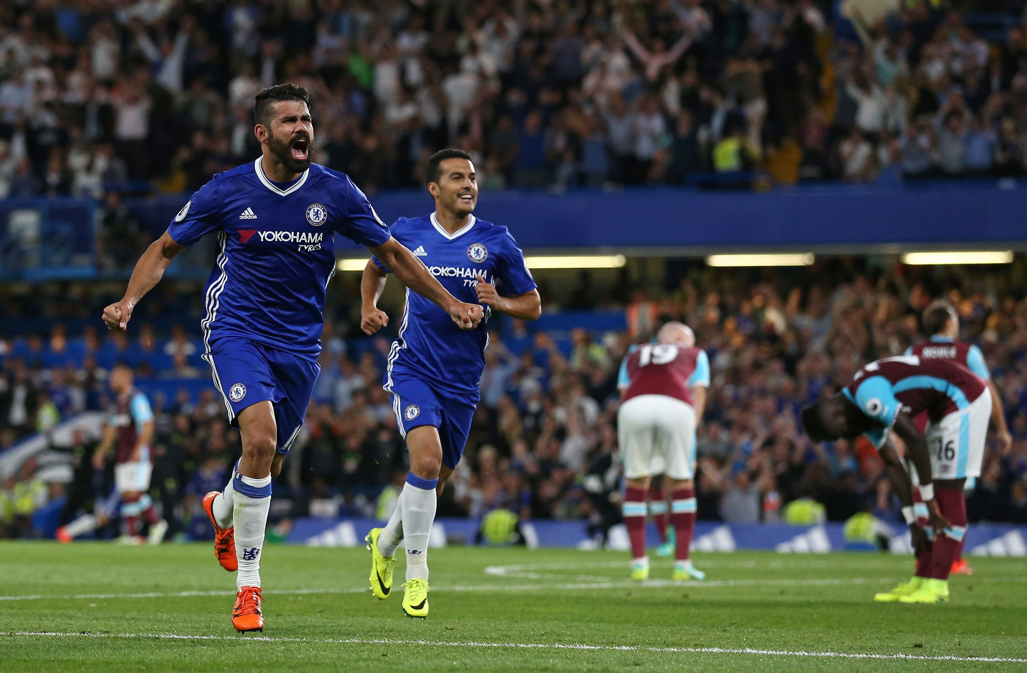 Chelsea's Brazilian-born Spanish striker Diego Costa (L) celebrates after scoring their second goal during the English Premier League football match between Chelsea and West Ham United at Stamford Bridge in London on August 15, 2016. / AFP / Justin TALLIS / RESTRICTED TO EDITORIAL USE. No use with unauthorized audio, video, data, fixture lists, club/league logos or 'live' services. Online in-match use limited to 75 images, no video emulation. No use in betting, games or single club/league/player publications.  /         (Photo credit should read JUSTIN TALLIS/AFP/Getty Images)