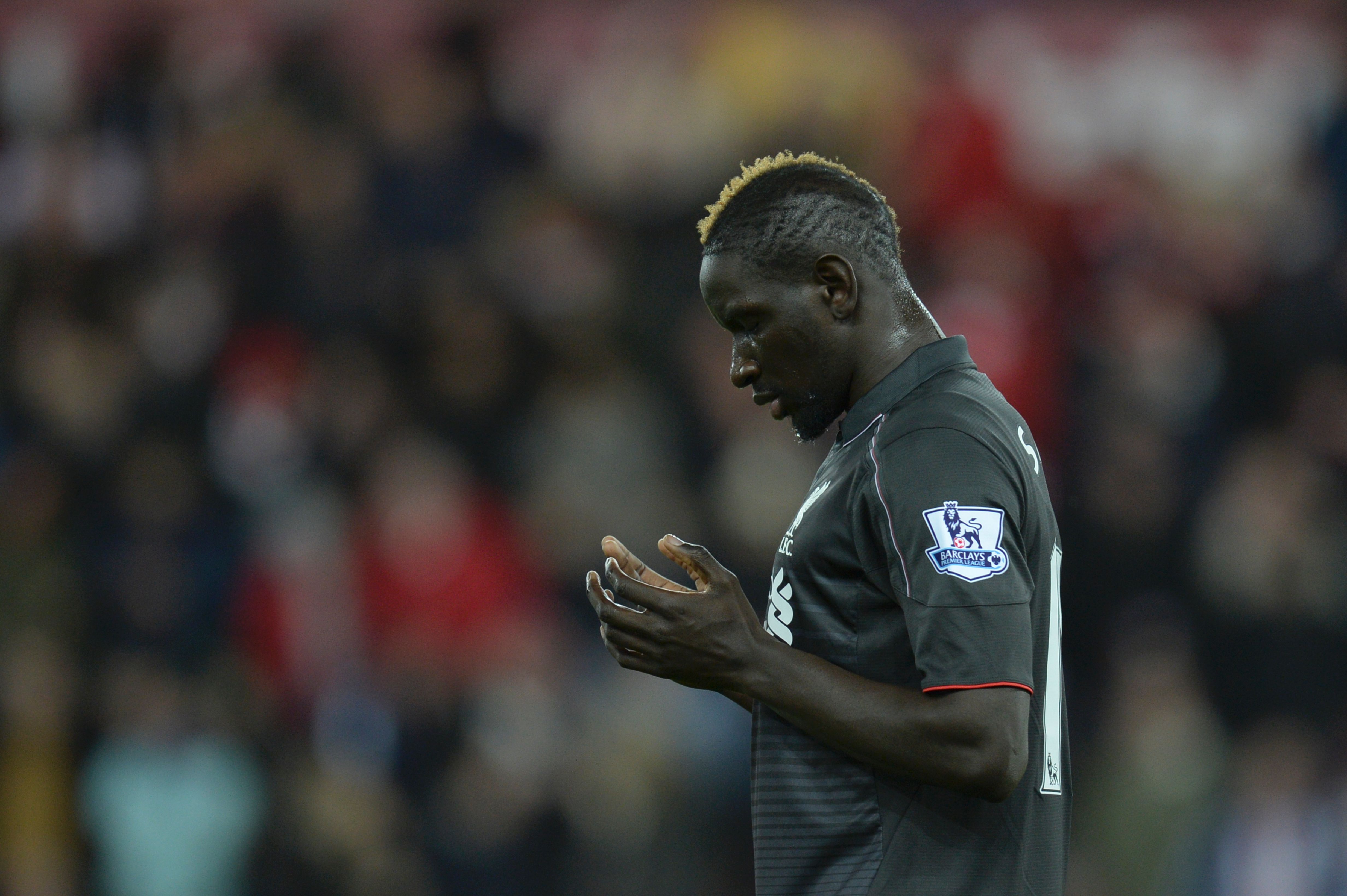 Liverpool's French defender Mamadou Sakho says a prayer before kick off of the English Premier League football match between Sunderland and Liverpool at the Stadium of Light in Sunderland, north east England, on December 30, 2015.  / AFP / OLI SCARFF        (Photo credit should read OLI SCARFF/AFP/Getty Images)