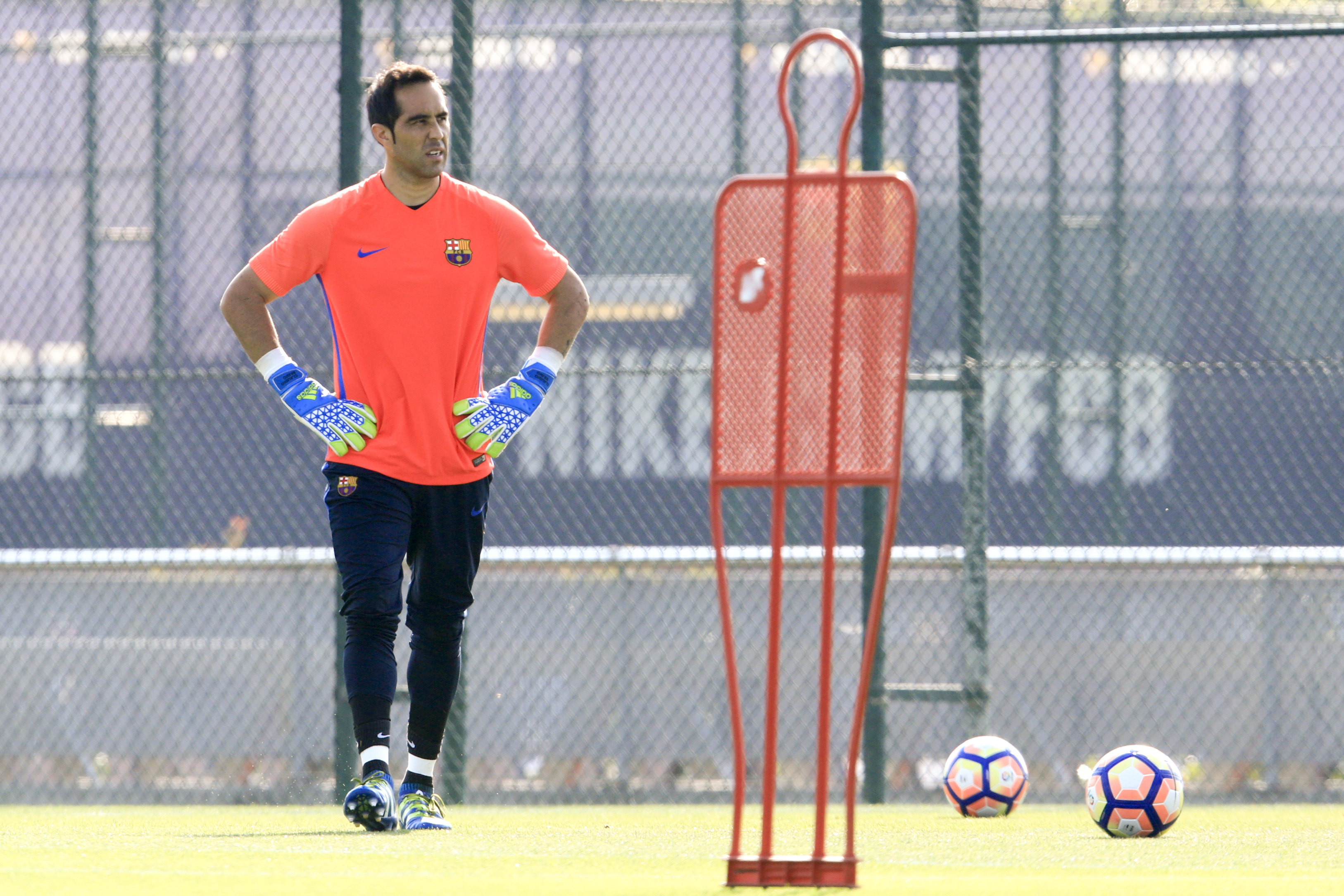 Barcelona's Chilean goalkeeper Claudio Bravo looks on during a training session at the Sports Center FC Barcelona Joan Gamper in Sant Joan Despi, near Barcelona on August 19, 2016 / AFP / PAU BARRENA        (Photo credit should read PAU BARRENA/AFP/Getty Images)