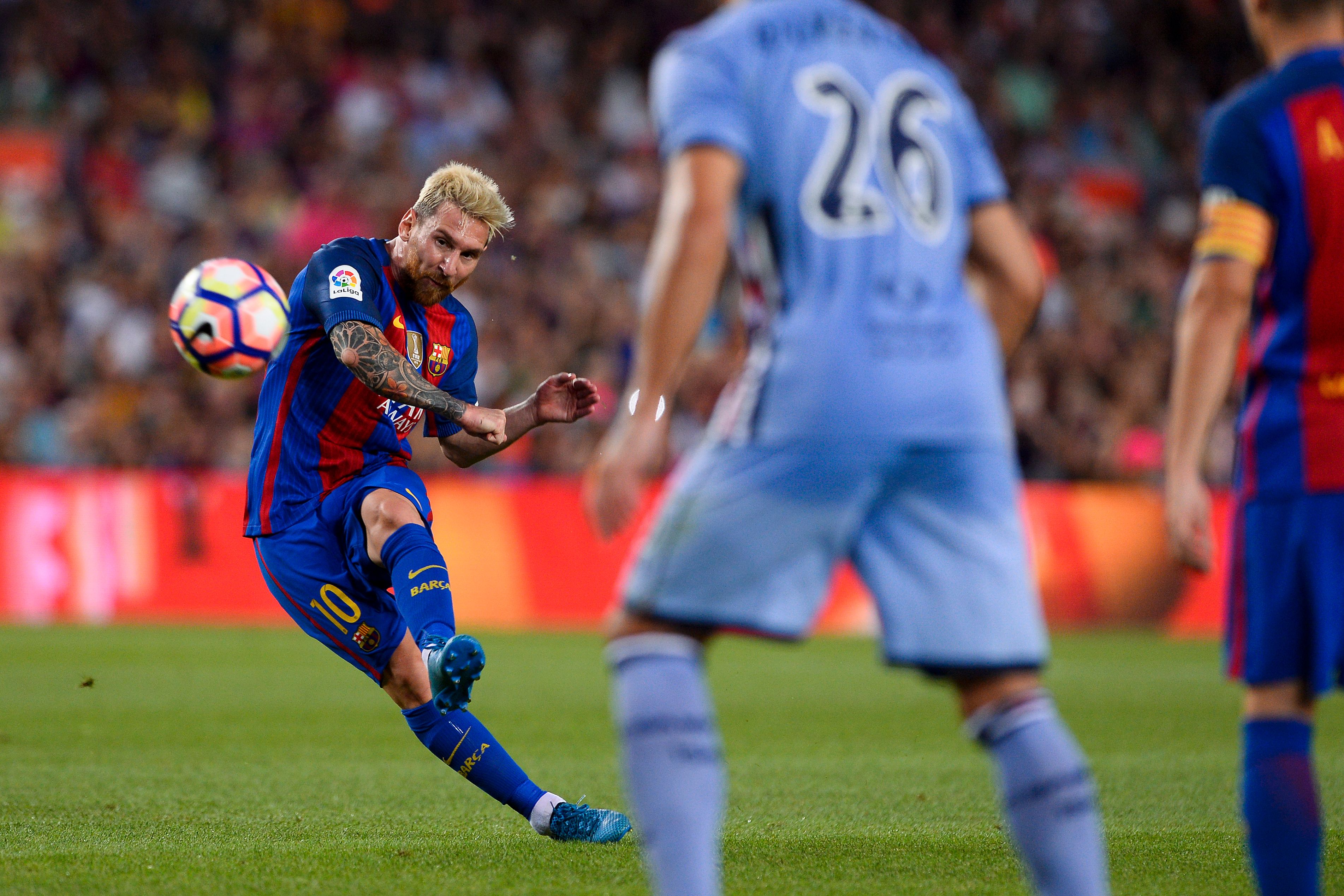 Barcelona's Argentinian forward Lionel Messi (L) scores a free kick  during the annual 51st Joan Gamper Trophy friendly football match beteen Barcelona FC and UC Sampdoria at the Camp Nou stadium in Barcelona on August 10, 2016. / AFP / JOSEP LAGO        (Photo credit should read JOSEP LAGO/AFP/Getty Images)