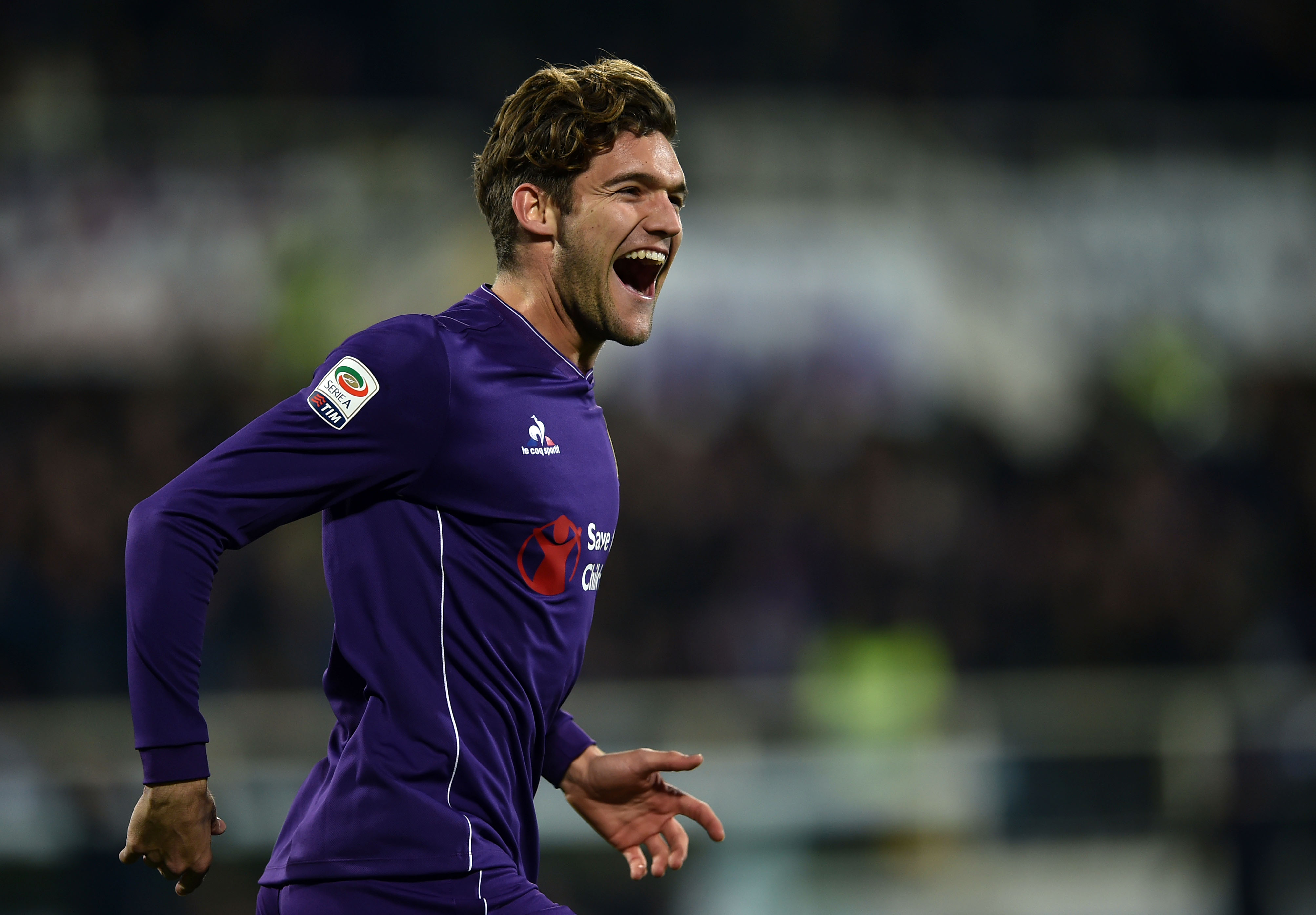 Fiorentina's Spanish defender  Marcos Alonso Mendoza celebrates after scoring a goal during the Italian Serie A football match between Acf Fiorentina and Napoli on February 29, 2016 at the Artemio Franchi stadium in Florence. / AFP / ALBERTO PIZZOLI        (Photo credit should read ALBERTO PIZZOLI/AFP/Getty Images)