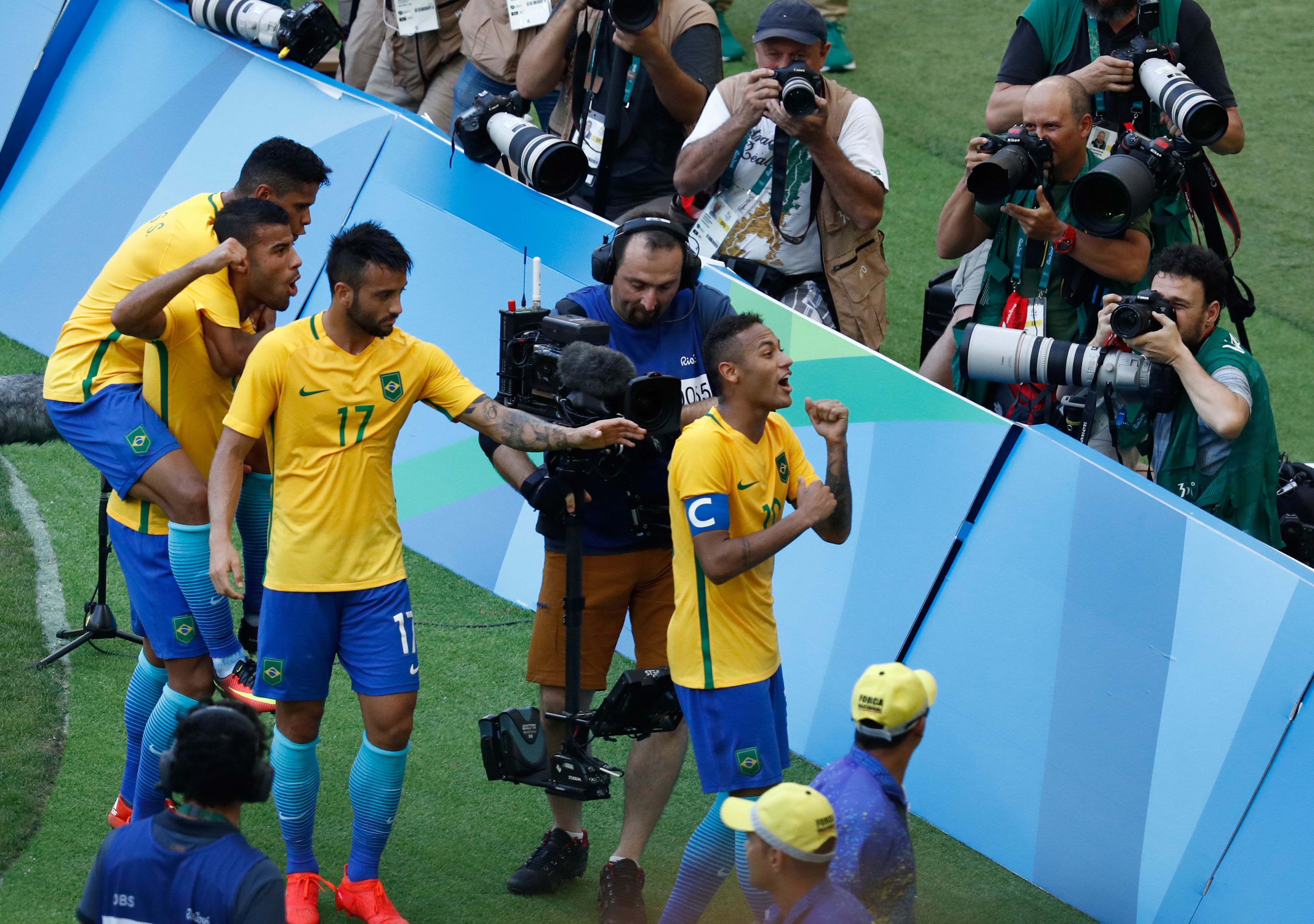 Brazil's Neymar (R) celebrates after scoring a penalty against Honduras during their Rio 2016 Olympic Games men's football semifinal match at the Maracana stadium in Rio de Janeiro, Brazil, on August 17, 2016. / AFP / Odd Andersen        (Photo credit should read ODD ANDERSEN/AFP/Getty Images)