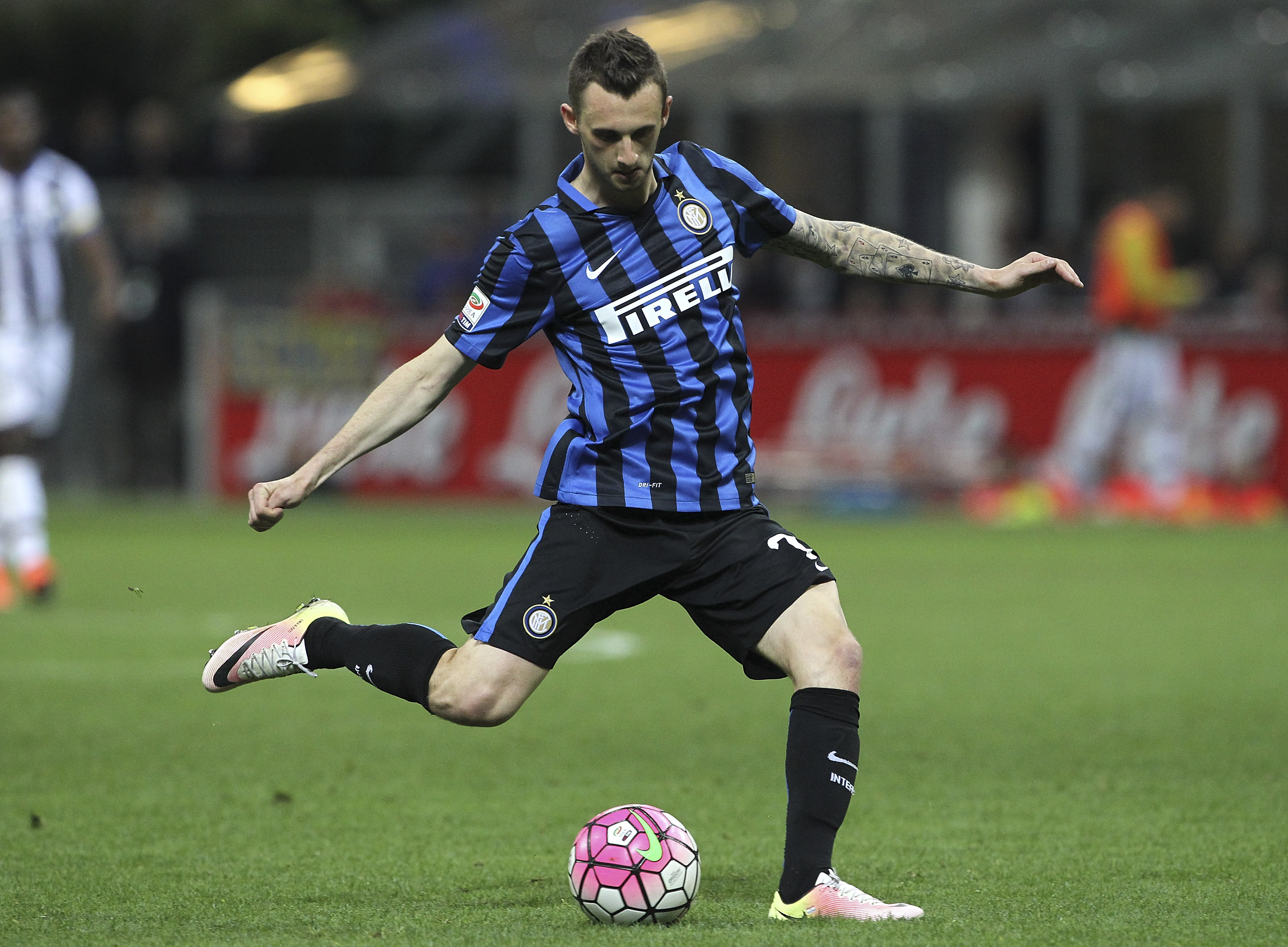 MILAN, ITALY - APRIL 23:  Marcelo Brozovic of FC Internazionale Milano in action during the Serie A match between FC Internazionale Milano and Udinese Calcio at Stadio Giuseppe Meazza on April 23, 2016 in Milan, Italy.  (Photo by Marco Luzzani/Getty Images)