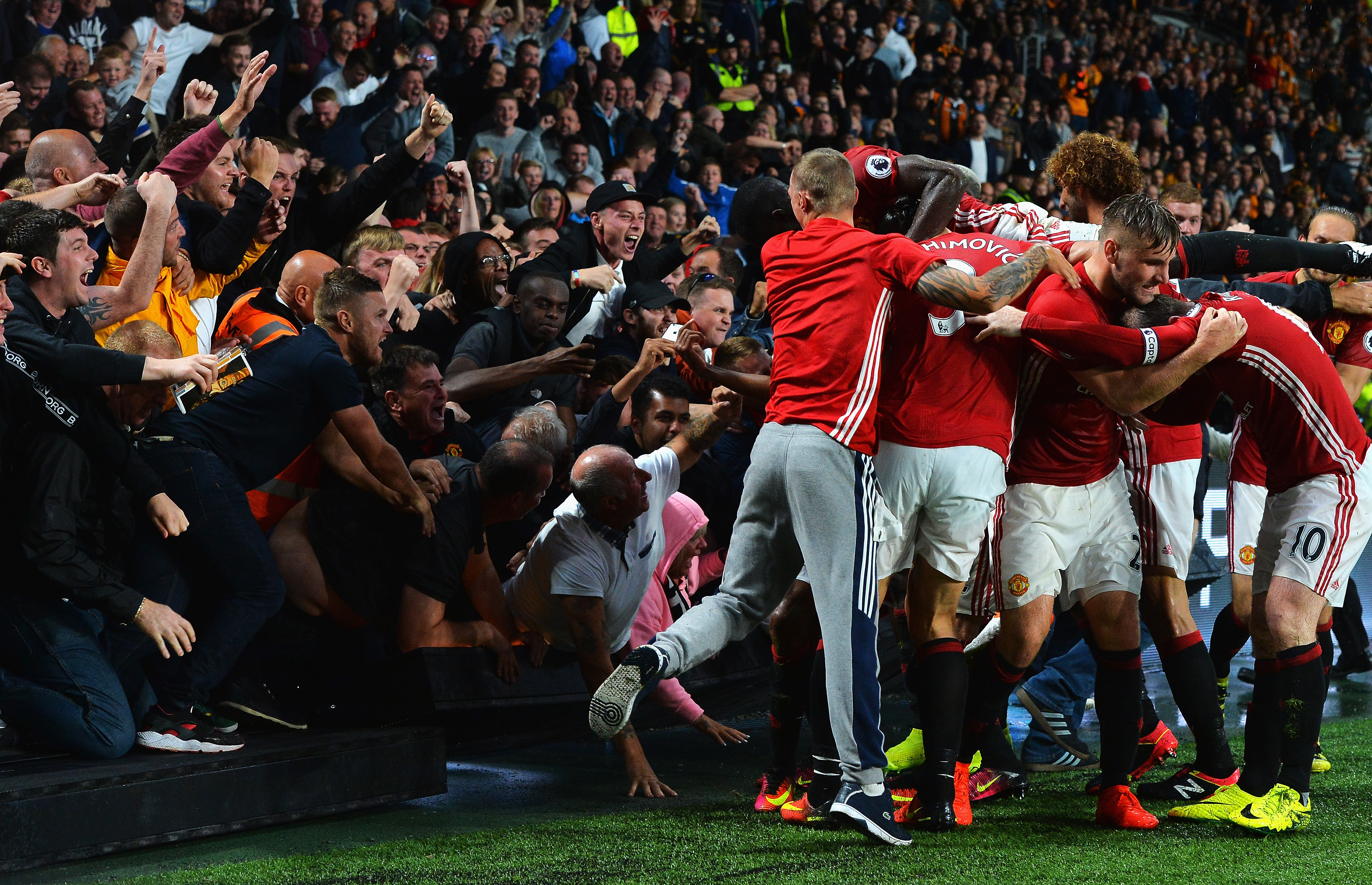 HULL, ENGLAND - AUGUST 27:  Marcus Rashford of Manchester United celebrates scoring his sides first goal with team mates and fans during the Premier League match between Hull City and Manchester United at KCOM Stadium on August 27, 2016 in Hull, England.  (Photo by Mark Runnacles/Getty Images)