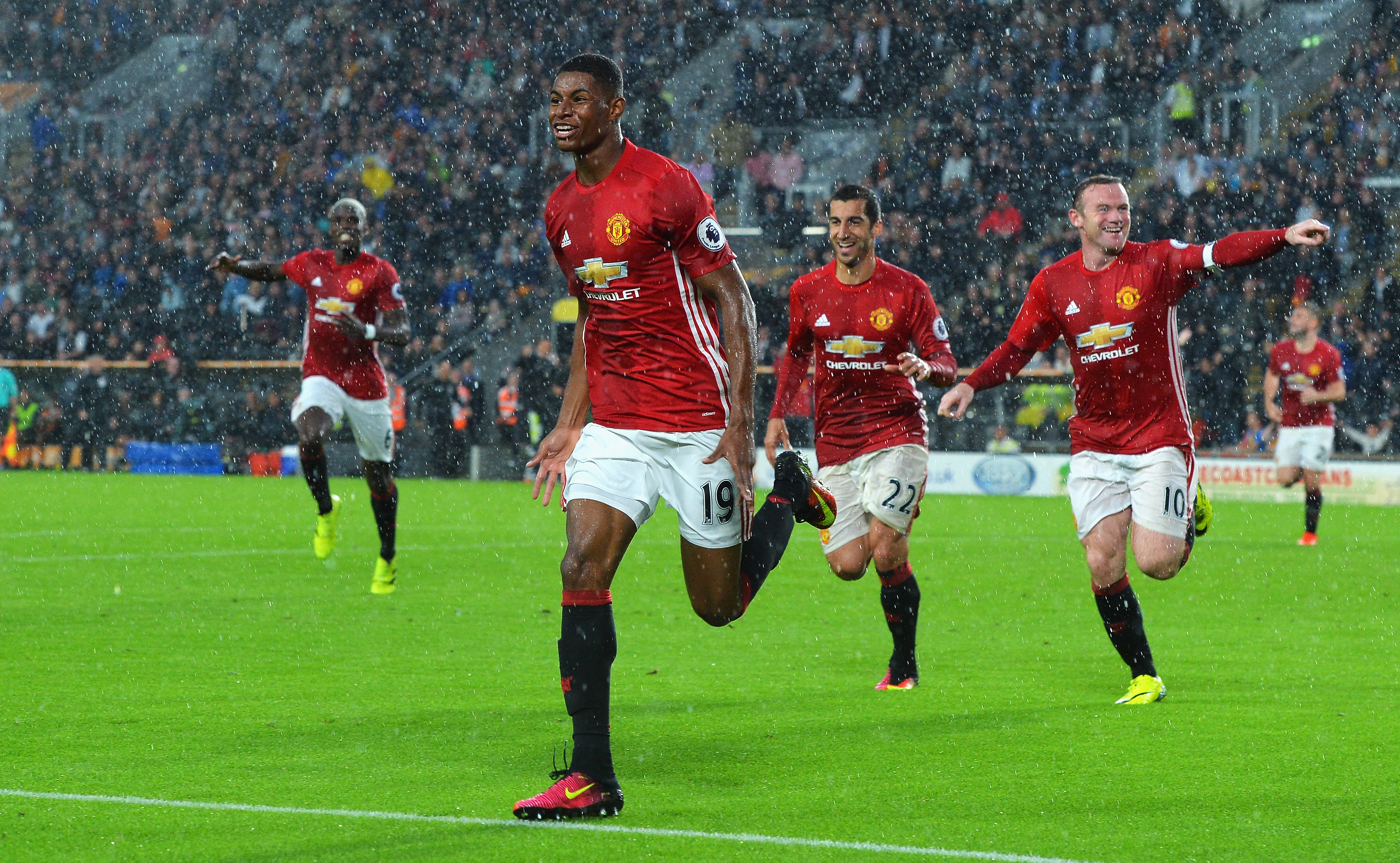 HULL, ENGLAND - AUGUST 27: Marcus Rashford of Manchester United (C) celebrates scoring his sides first goal during the Premier League match between Hull City and Manchester United at KCOM Stadium on August 27, 2016 in Hull, England.  (Photo by Mark Runnacles/Getty Images)