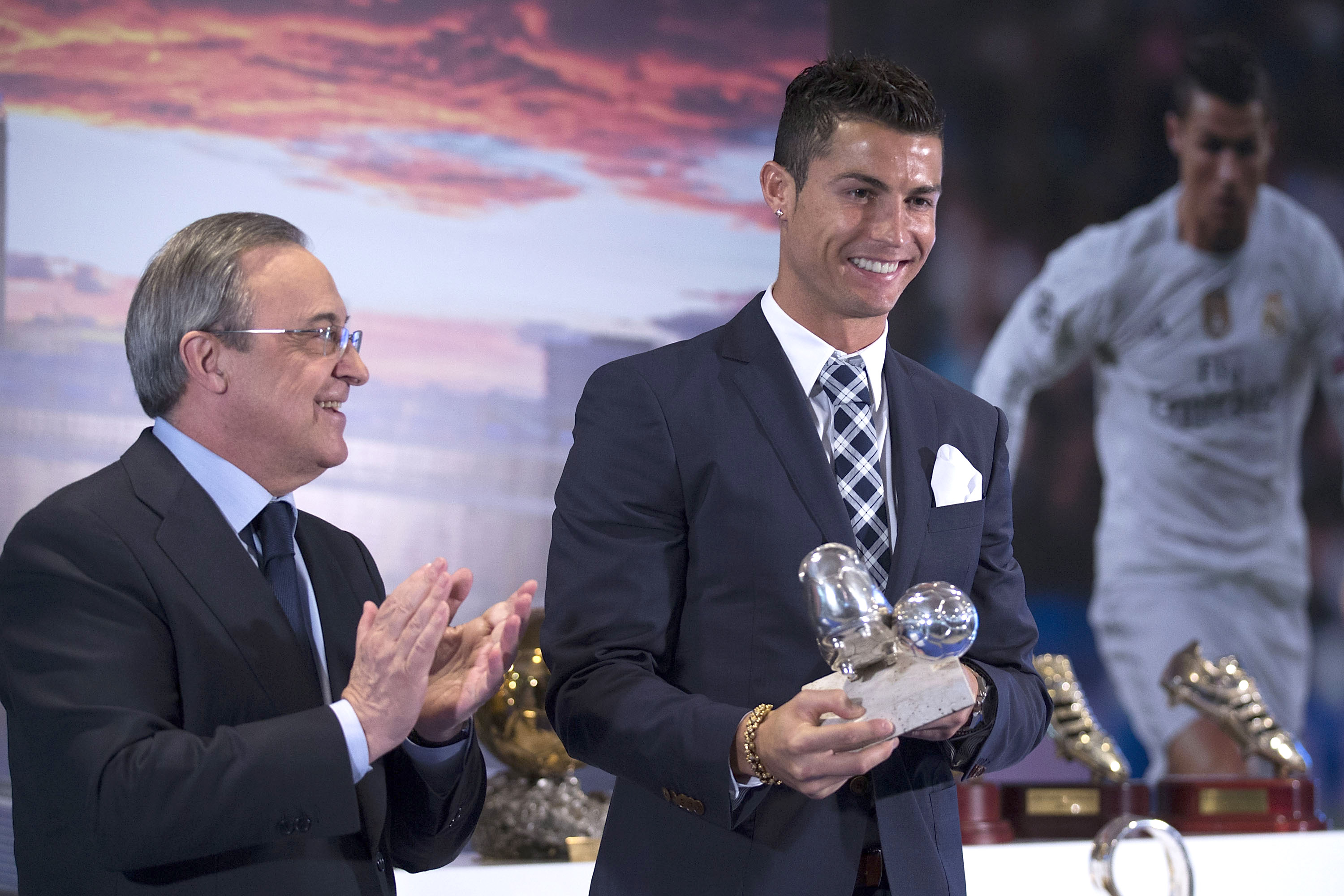MADRID, SPAIN - OCTOBER 02:  Cristiano Ronaldo poses with the trophy as all-time top scorer of Real Madrid CF  and president Florentino Perez at Honour box-seat of Santiago Bernabeu  Stadium on October 2, 2015 in Madrid, Spain. Portuguese palyer Cristiano Ronaldo overtook on his last UEFA Champions League match against Malmo FF Raul,s record as Real Madrid all-time top scorer.  (Photo by Gonzalo Arroyo Moreno/Getty Images)