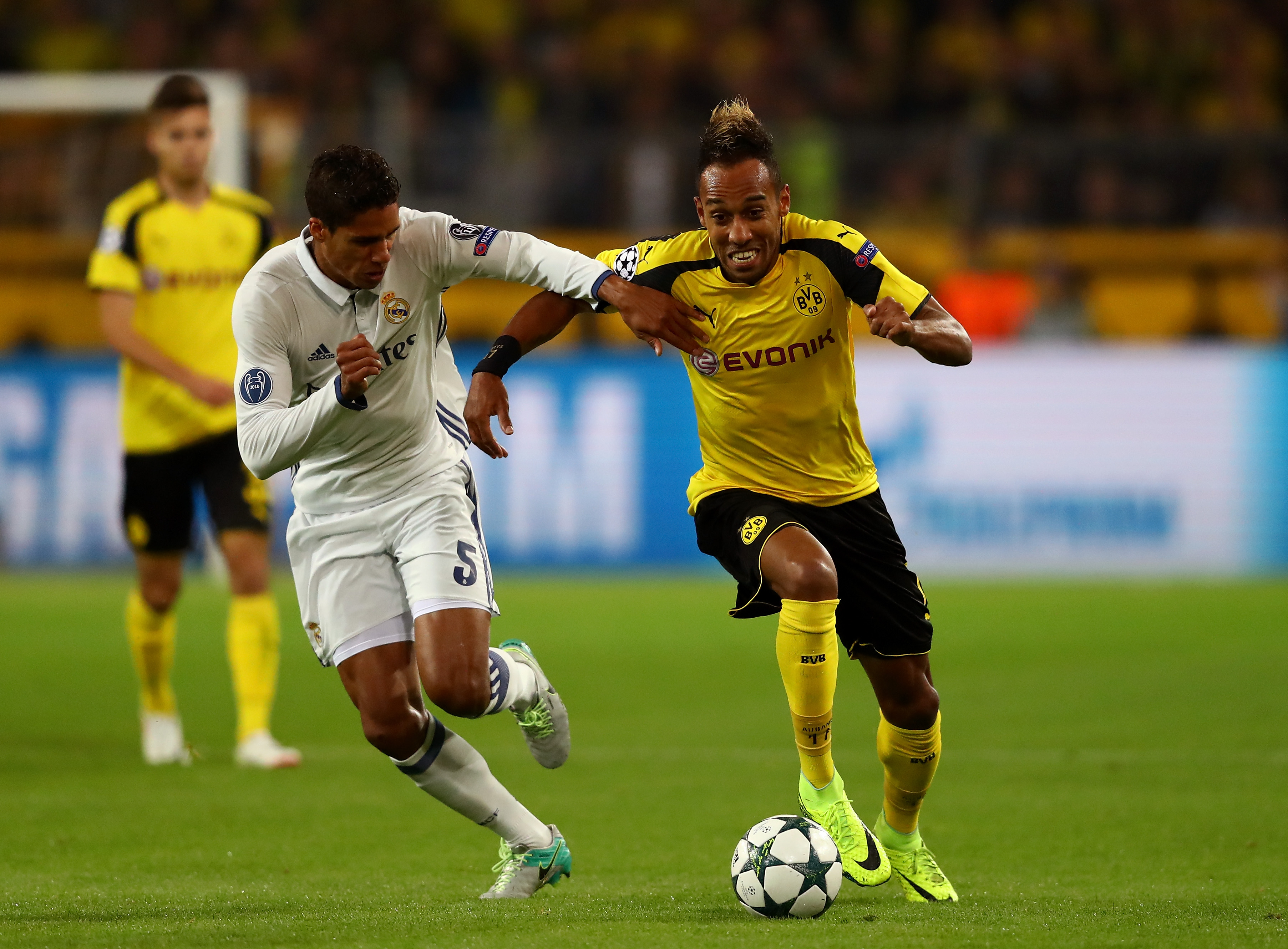 DORTMUND, GERMANY - SEPTEMBER 27:  Raphael Varane of Real Madrid and Pierre-Emerick Aubameyang of Borussia Dortmund battle for the bal during the UEFA Champions League Group F match between Borussia Dortmund and Real Madrid CF at Signal Iduna Park on September 27, 2016 in Dortmund, North Rhine-Westphalia.  (Photo by Dean Mouhtaropoulos/Bongarts/Getty Images)