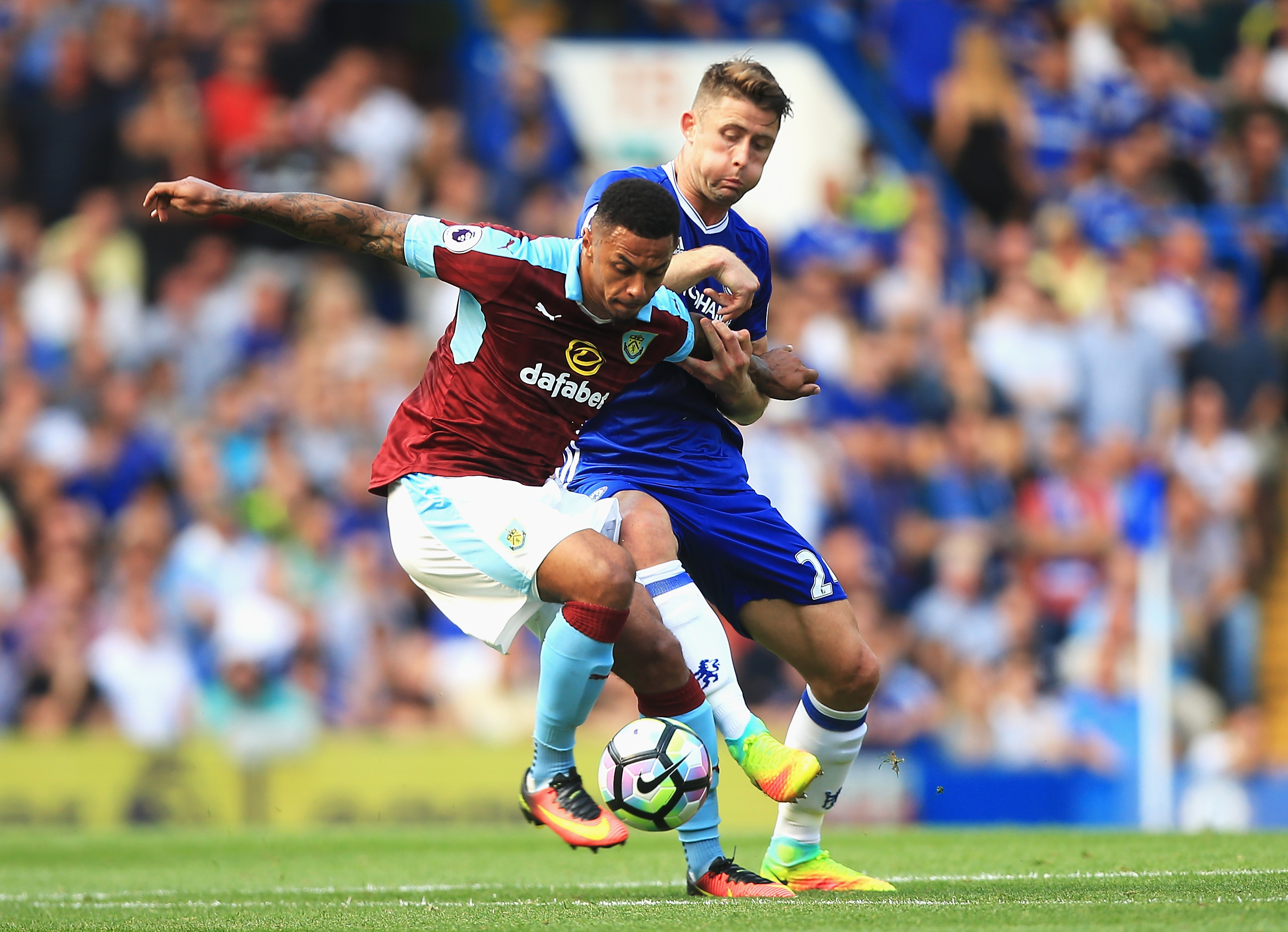 LONDON, ENGLAND - AUGUST 27:  Andre Gray of Burnley (L) holds off Gary Cahill of Chelsea (R) during the Premier League match between Chelsea and Burnley at Stamford Bridge on August 27, 2016 in London, England.  (Photo by Ben Hoskins/Getty Images)