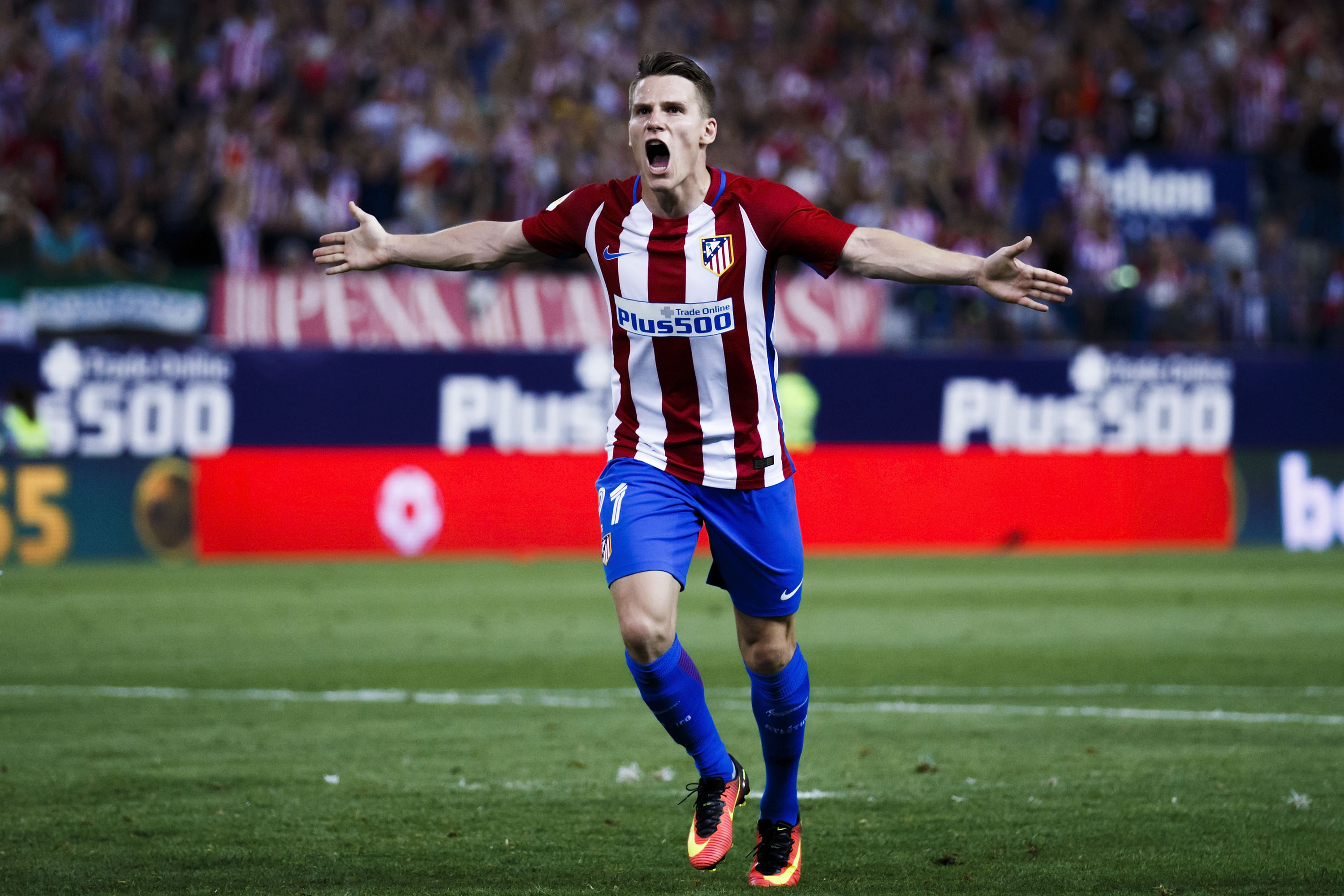 MADRID, SPAIN - AUGUST 21: Kevin Gameiro of Atletico de Madrid celebrates scoring their opening goal during the La Liga match between Club Atletico de Madrid and Deportivo Alaves at Vicente Calderon stadium on August 21, 2016 in Madrid, Spain. (Photo by Gonzalo Arroyo Moreno/Getty Images)