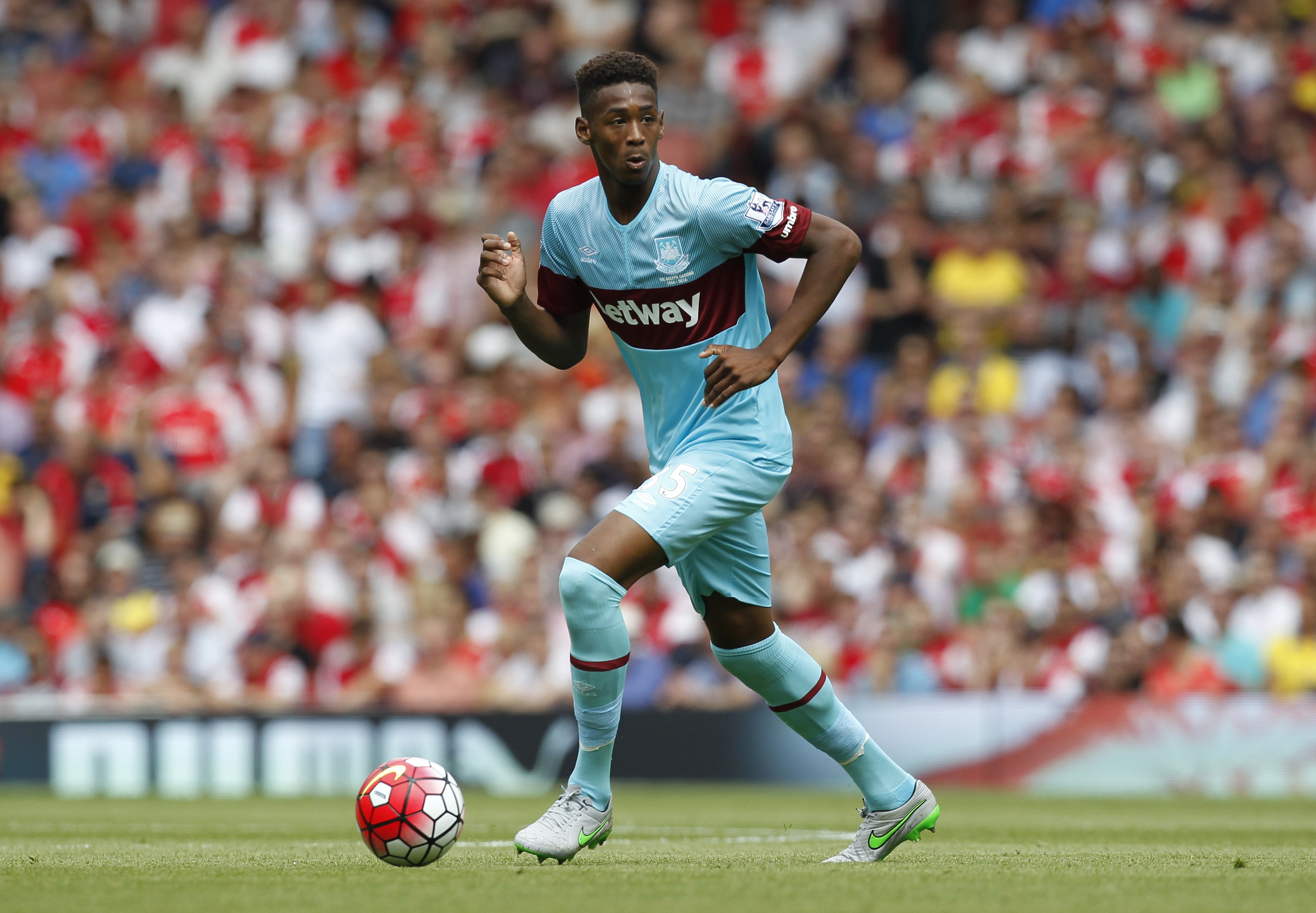 West Ham United's English defender Reece Oxford runs with the ball during the English Premier League football match between Arsenal and West Ham United at the Emirates Stadium in London on August 9, 2015. AFP PHOTO / IKIMAGES

RESTRICTED TO EDITORIAL USE. No use with unauthorised audio, video, data, fixture lists, club/league logos or "live" services. Online in-match use limited to 45 images, no video emulation. No use in betting, games or single club/league/player publications.        (Photo credit should read IKIMAGES/AFP/Getty Images)