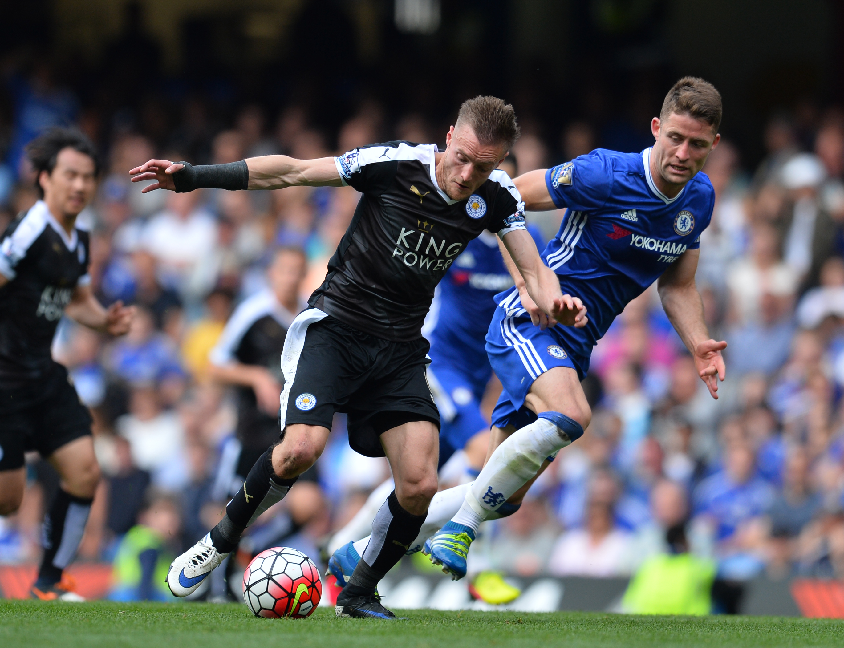 Leicester City's English striker Jamie Vardy (L) vies with Chelsea's English defender Gary Cahill during the English Premier League football match between Chelsea and Leicester City at Stamford Bridge in London on May 15, 2016. / AFP / GLYN KIRK / RESTRICTED TO EDITORIAL USE. No use with unauthorized audio, video, data, fixture lists, club/league logos or 'live' services. Online in-match use limited to 75 images, no video emulation. No use in betting, games or single club/league/player publications.  /         (Photo credit should read GLYN KIRK/AFP/Getty Images)
