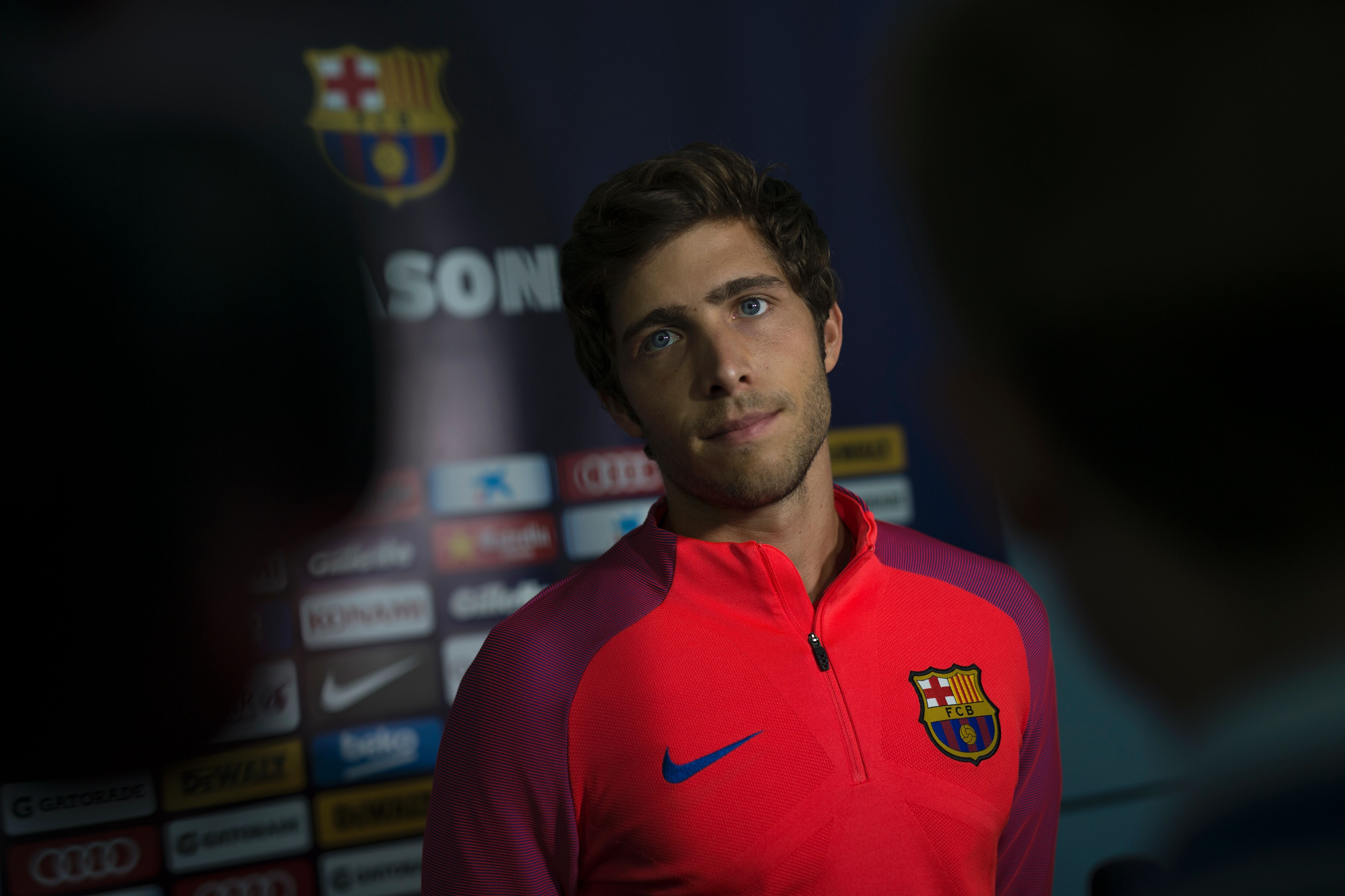 Barcelona's Spanish midfielder Sergi Roberto is interviewed by members of the media following a team training session at St George's Park near Burton-on-Trent, central England, on July 29, 2016.
The Spanish champions conducted a five-day training camp at the English Football Association's national football centre ahead of 2016 International Champions Cup fixtures against Celtic in Dublin on July 30 and and Liverpool at Wembley on August 6.  / AFP / OLI SCARFF        (Photo credit should read OLI SCARFF/AFP/Getty Images)