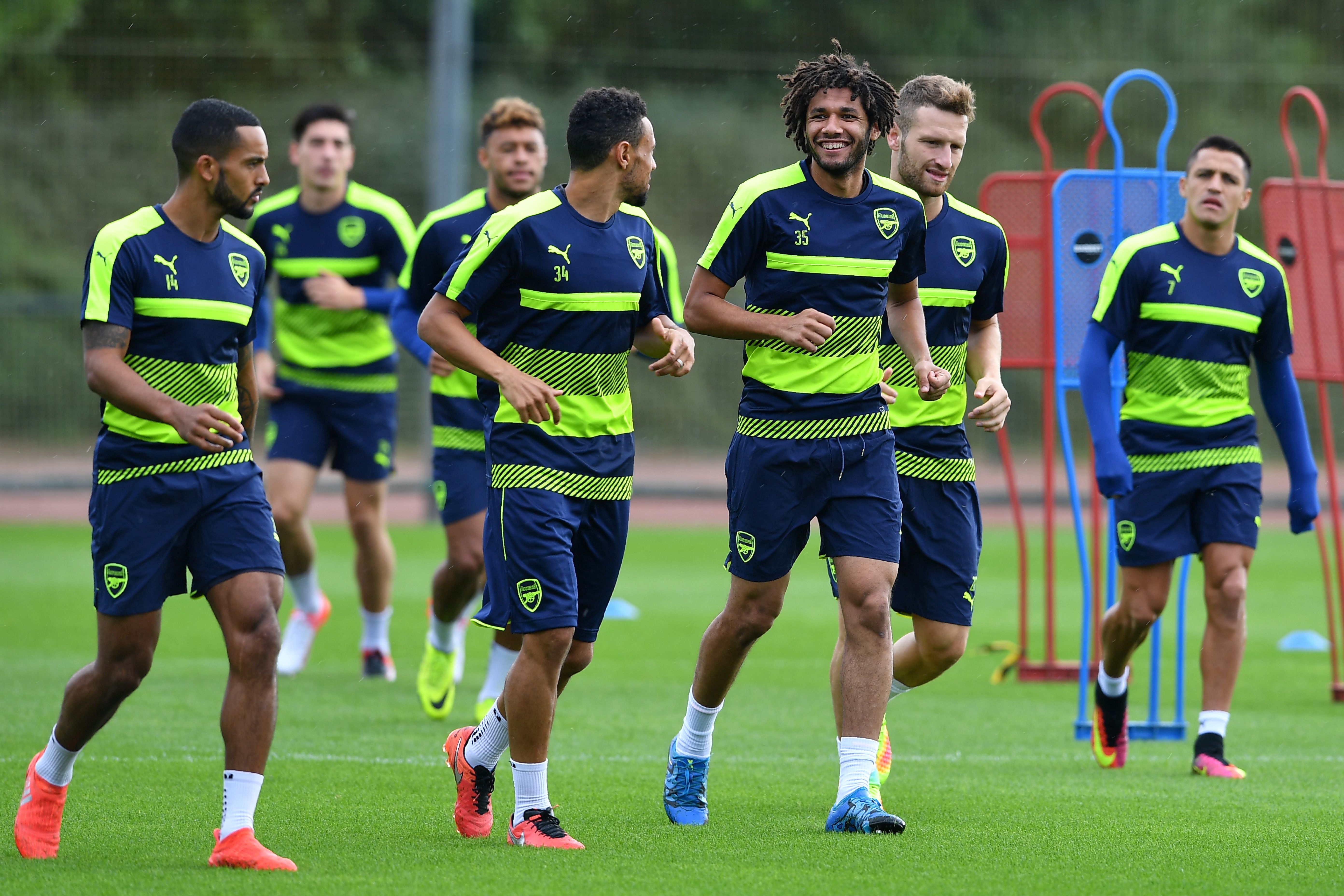 Arsenal's Egyptian midfielder Mohamed Elneny (3R) takes part in a training session at Arsenal's London Colney training ground on September 12, 2016 ahead of their UEFA Champions League group A match against Paris Saint-Germain. / AFP / BEN STANSALL        (Photo credit should read BEN STANSALL/AFP/Getty Images)