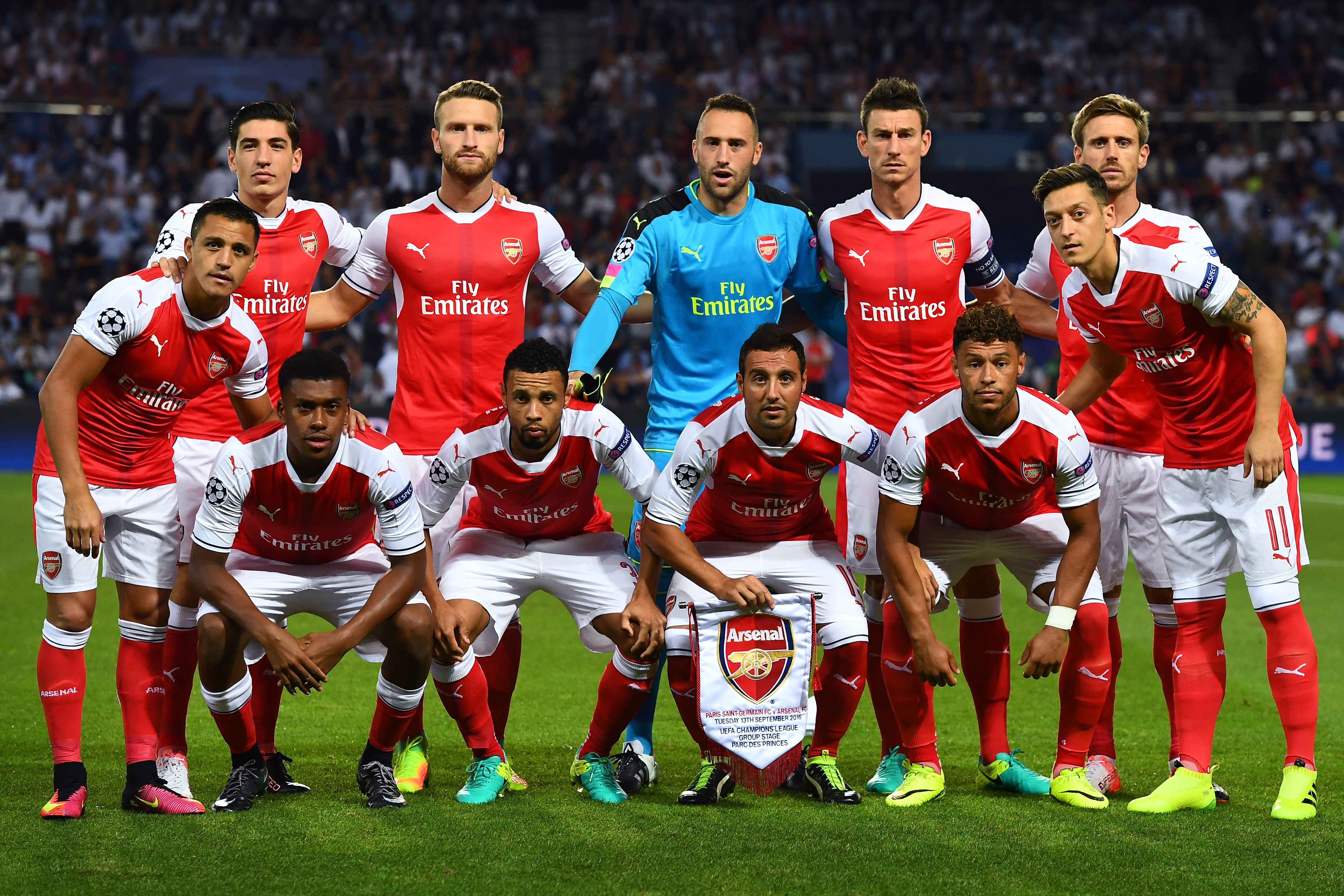 Arsenal's players pose prior to the UEFA Champions League Group A football match between Paris-Saint-Germain vs Arsenal FC, on September 13, 2016 at the Parc des Princes stadium in Paris.  AFP PHOTO / FRANCK FIFE / AFP / FRANCK FIFE        (Photo credit should read FRANCK FIFE/AFP/Getty Images)