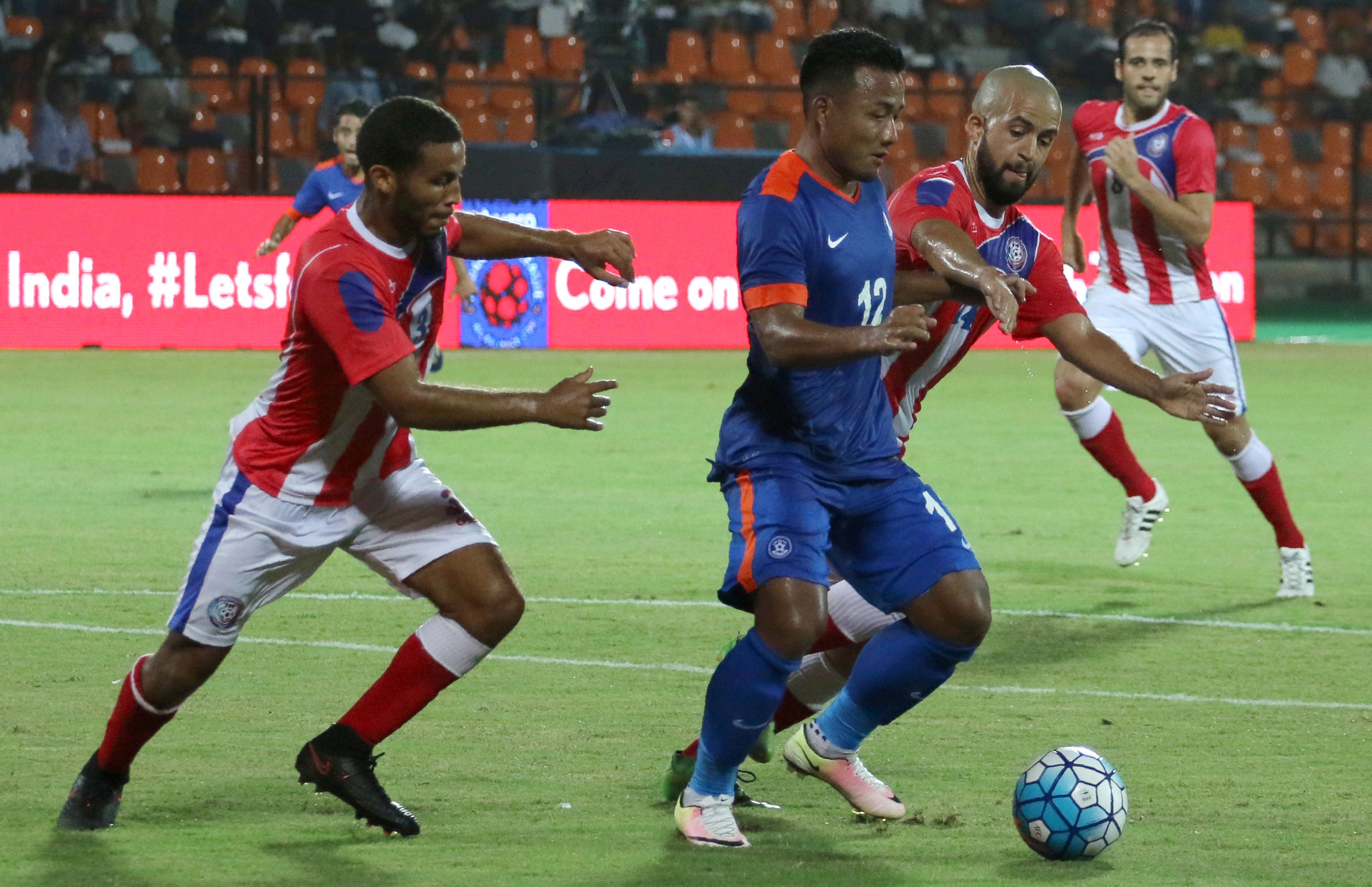 Jeje Lalpekhlua (2L)of India vies for the  ball with defenders from Puerto Rico during a friendly football match between India and Puerto Rico in Mumbai on September 3, 2016. / AFP / STR        (Photo credit should read STR/AFP/Getty Images)