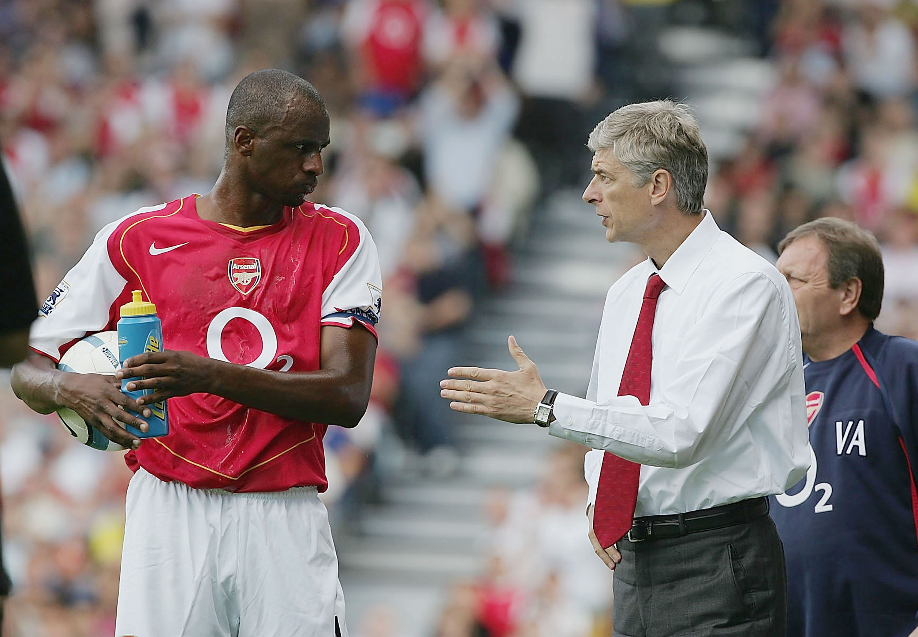 LONDON - SEPTEMBER 11:  Arsene Wenger of Arsenal talks with Patrick Vieira during the Barclays Premiership match between Fulham and Arsenal at Craven Cottage on September 11, 2004 in London.  (Photo by Phil Cole/Getty Images)