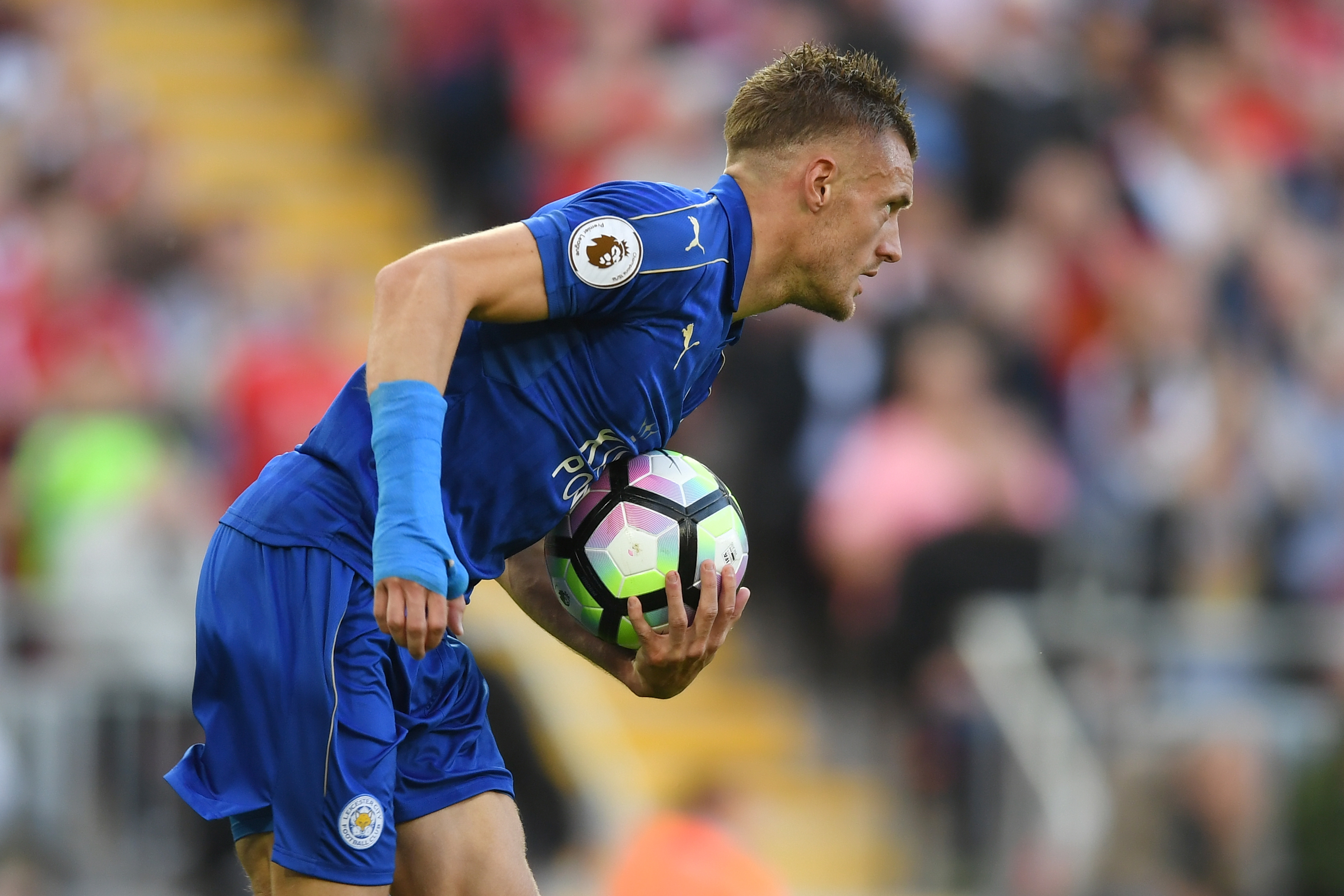 LIVERPOOL, ENGLAND - SEPTEMBER 10: Jamie Vardy of Leicester City grabs the ball after scoring his sides first goal during the Premier League match between Liverpool and Leicester City at Anfield on September 10, 2016 in Liverpool, England.  (Photo by Michael Regan/Getty Images)