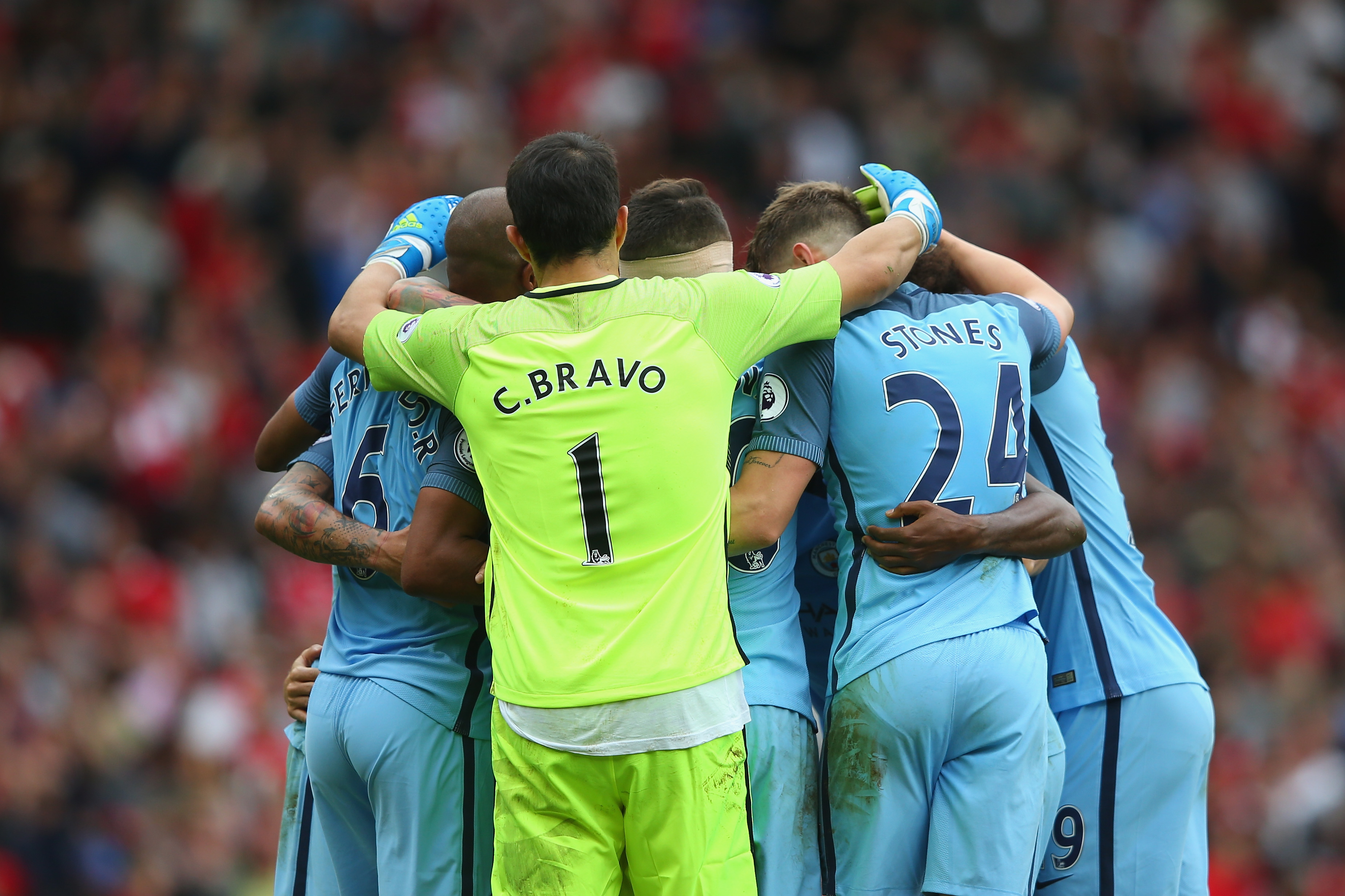 MANCHESTER, ENGLAND - SEPTEMBER 10:  Manchester City players celebrate during the Premier League match between Manchester United and Manchester City at Old Trafford on September 10, 2016 in Manchester, England.  (Photo by Alex Livesey/Getty Images)