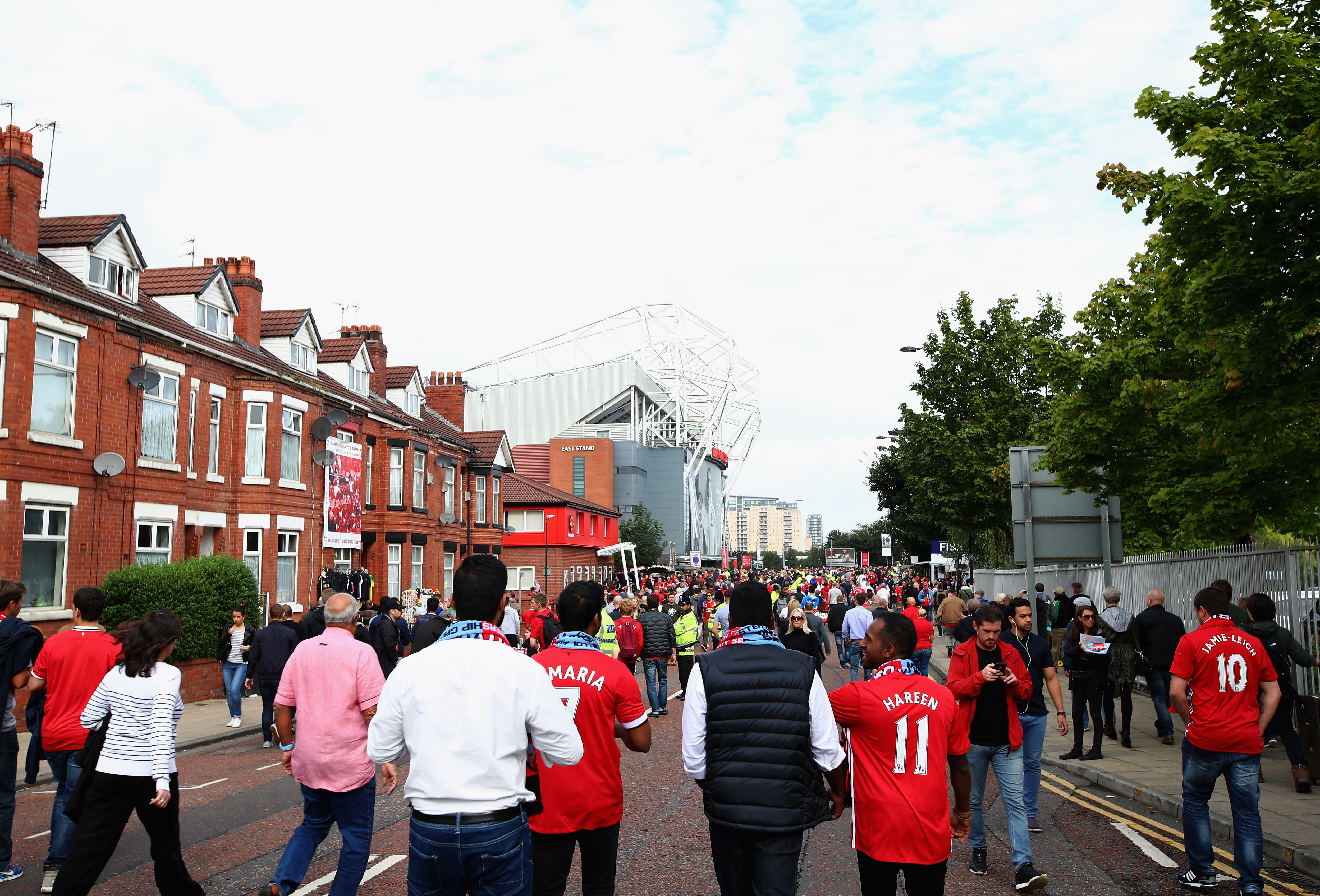 MANCHESTER, ENGLAND - SEPTEMBER 10:  Fans walk to the stadium prior to the Premier League match between Manchester United and Manchester City at Old Trafford on September 10, 2016 in Manchester, England.  (Photo by Clive Brunskill/Getty Images)