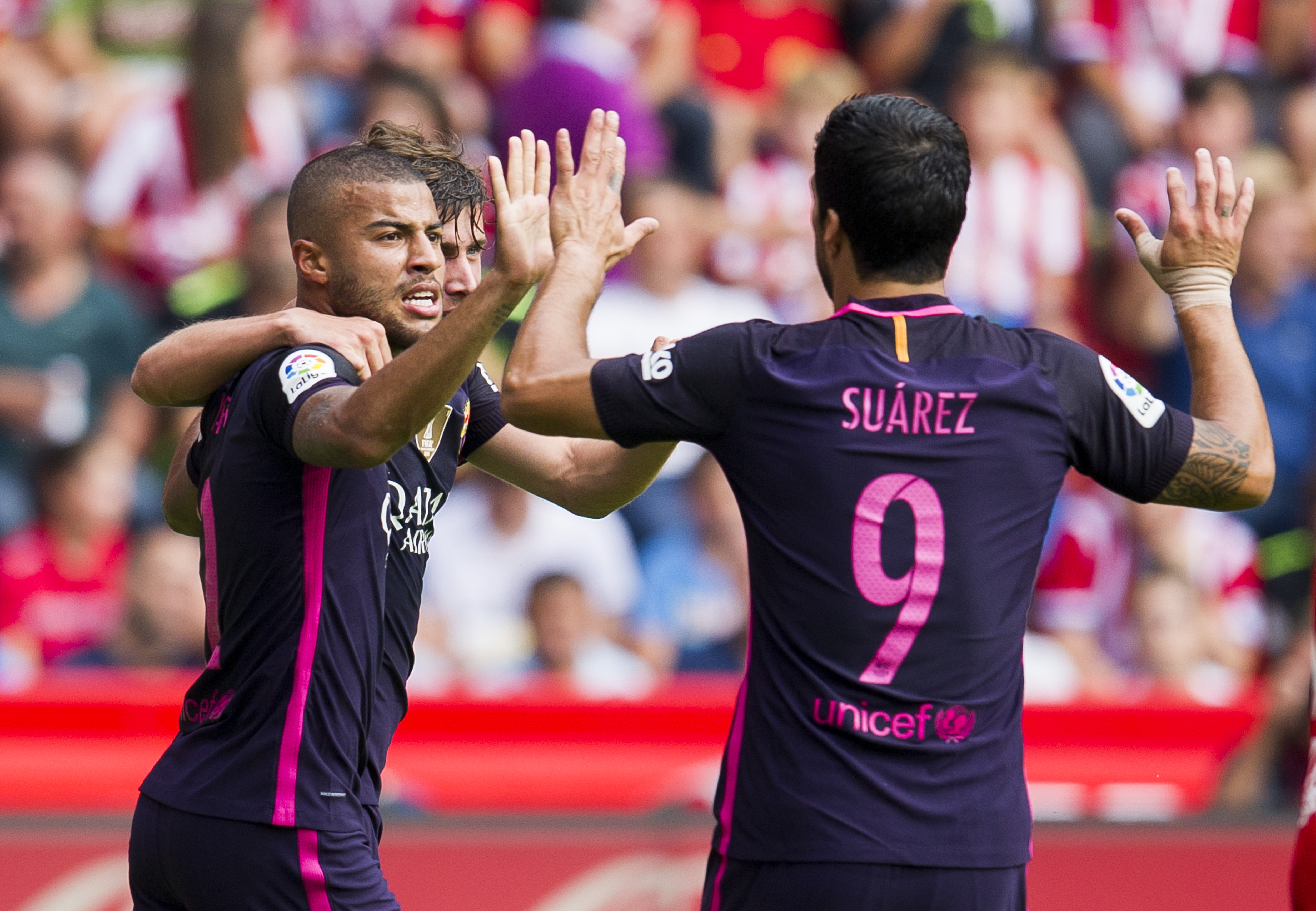 GIJON, SPAIN - SEPTEMBER 24:  Rafinha of FC Barcelona celebrates with his teammates Luis Suarez of FC Barcelona after scoring his team's second goal during the La Liga match between Real Sporting de Gijon and FC Barcelona at Estadio El Molinon on September 24, 2016 in Gijon, Spain.  (Photo by Juan Manuel Serrano Arce/Getty Images)