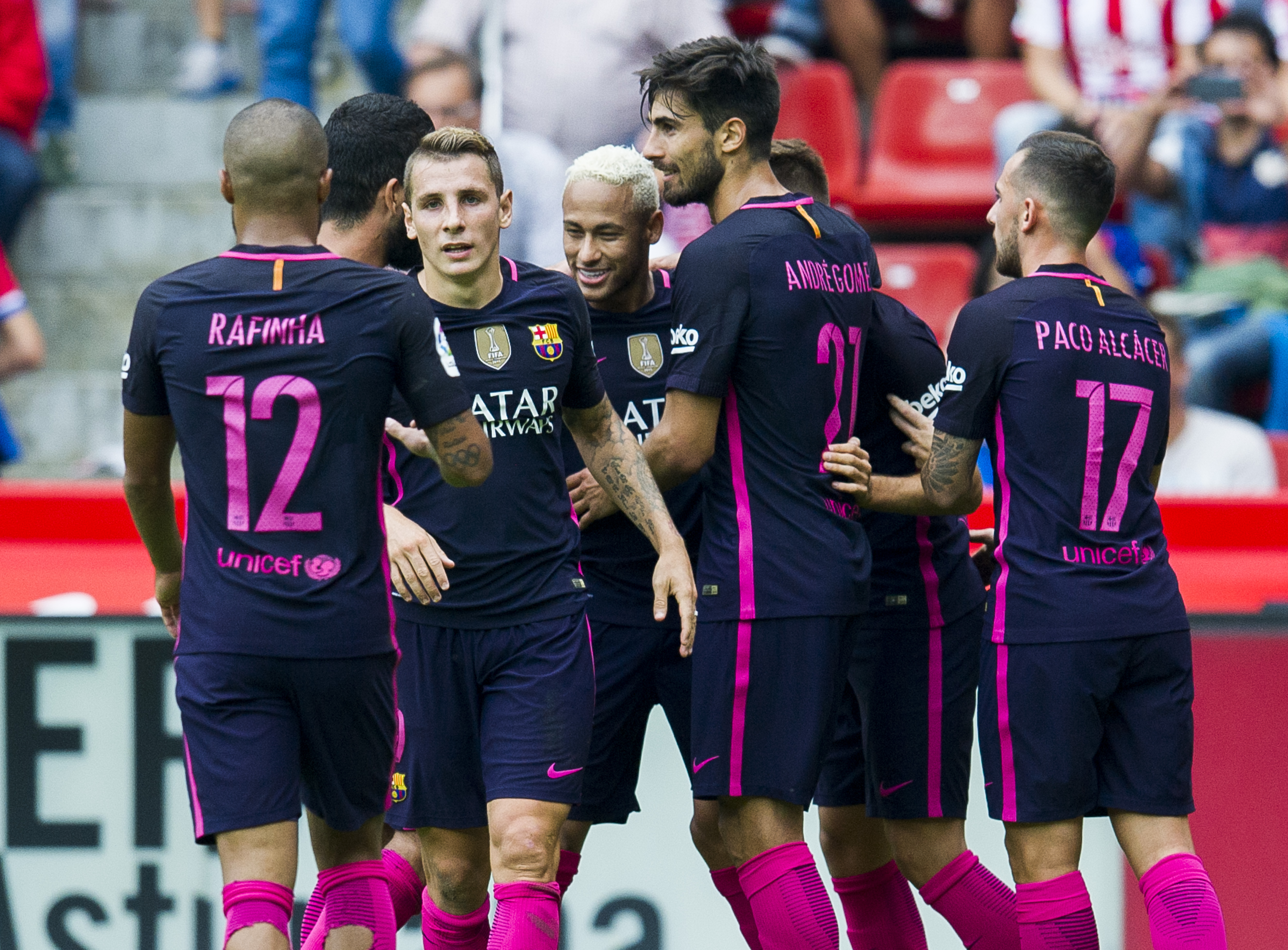 GIJON, SPAIN - SEPTEMBER 24:  Neymar of FC Barcelona celebrates after scoring his team's fifth goal during the La Liga match between Real Sporting de Gijon and FC Barcelona at Estadio El Molinon on September 24, 2016 in Gijon, Spain.  (Photo by Juan Manuel Serrano Arce/Getty Images)