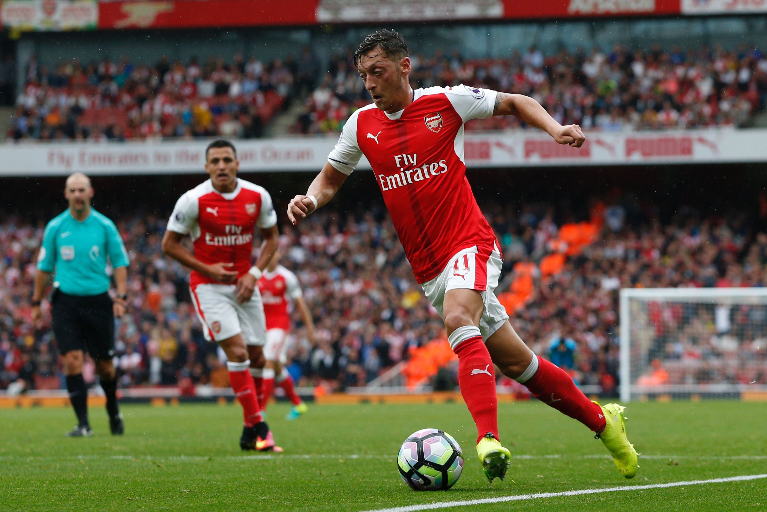 Arsenal's German midfielder Mesut Ozil runs with the ball during the English Premier League football match between Arsenal and Southampton at the Emirates Stadium in London on September 10, 2016. 
Arsenal won the game 2-1. / AFP / Adrian DENNIS / RESTRICTED TO EDITORIAL USE. No use with unauthorized audio, video, data, fixture lists, club/league logos or 'live' services. Online in-match use limited to 75 images, no video emulation. No use in betting, games or single club/league/player publications.  /         (Photo credit should read ADRIAN DENNIS/AFP/Getty Images)